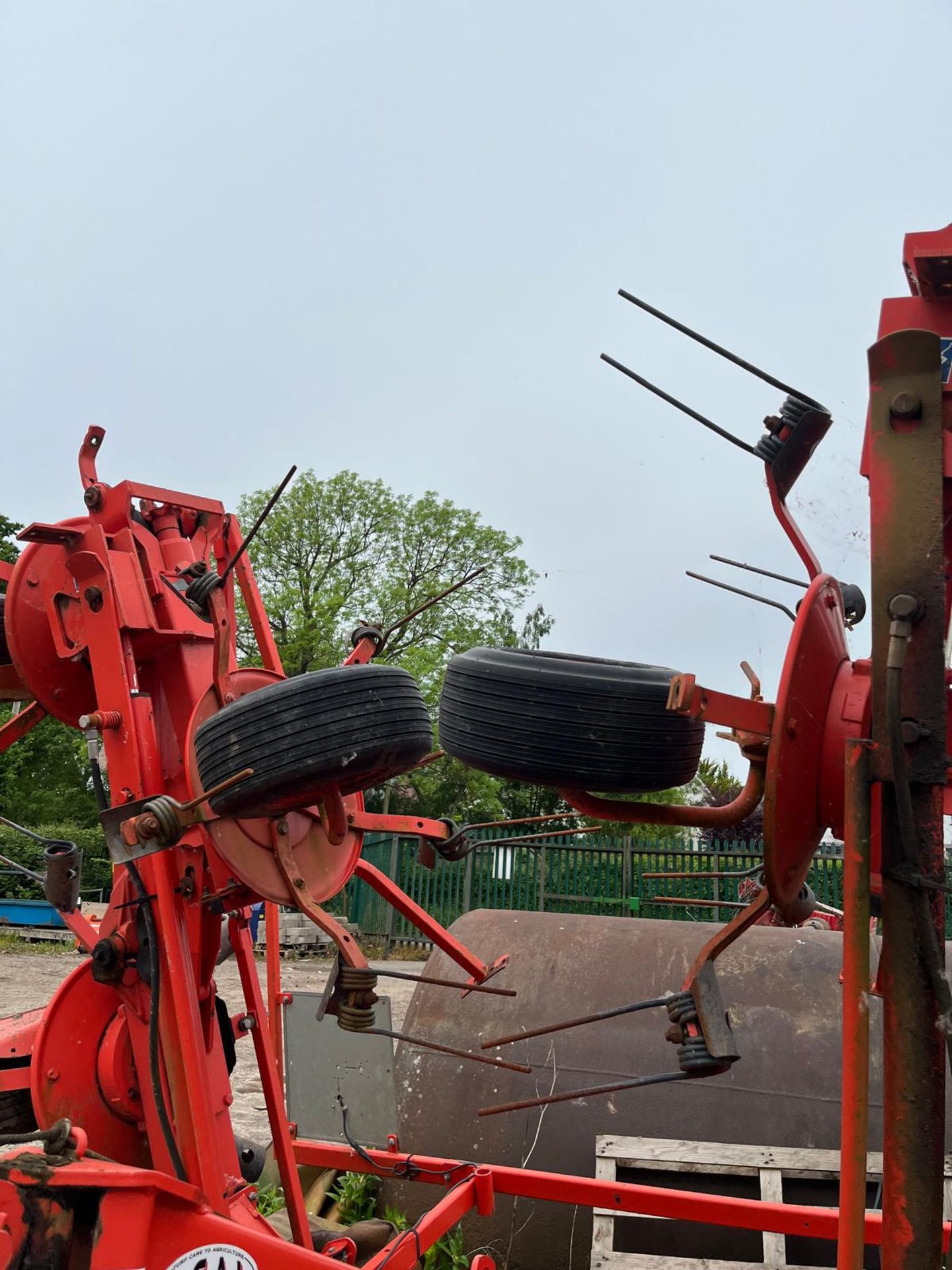 KUHN GF7702 TEDDER - Image 8 of 14