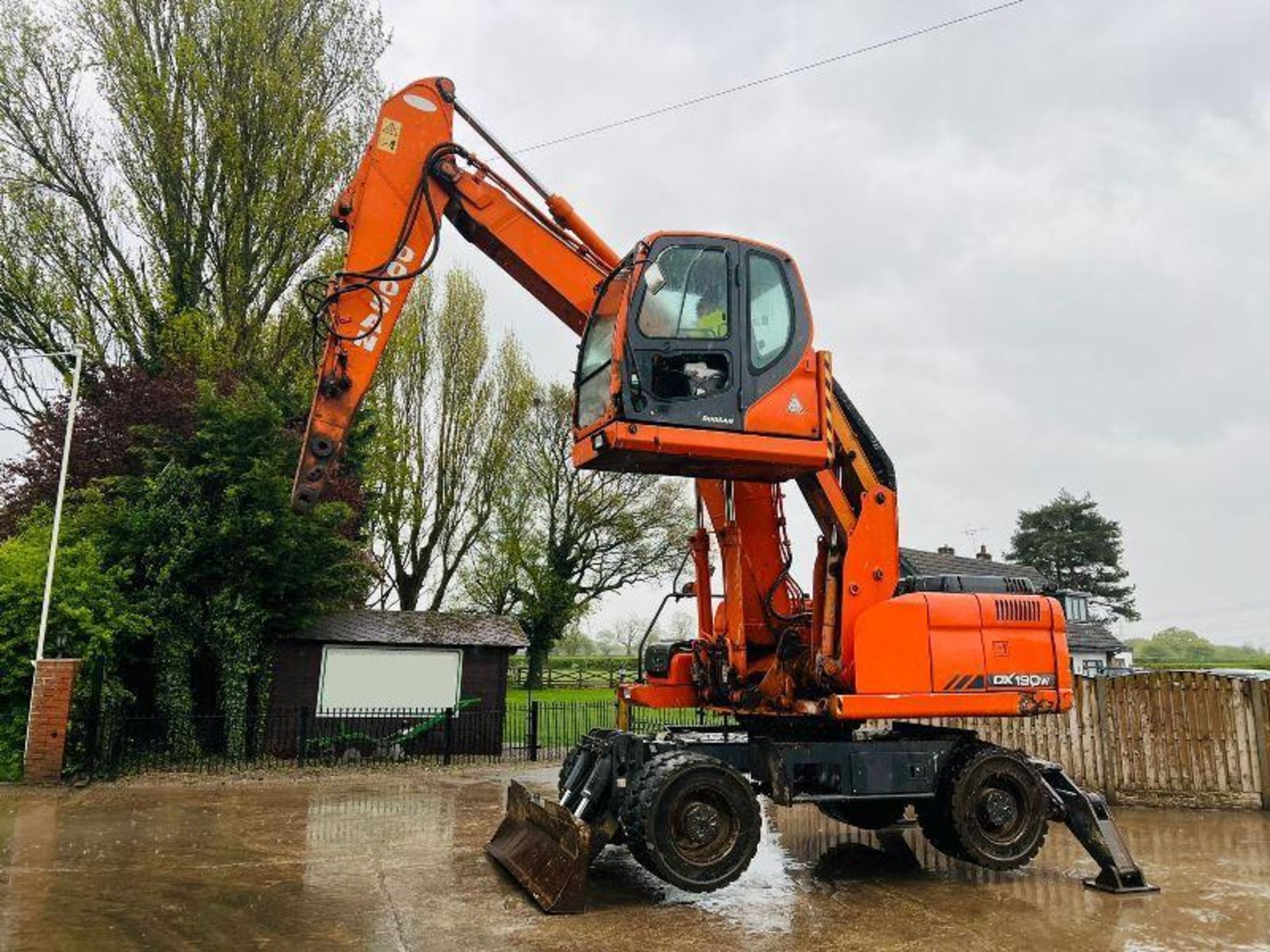 DOOSAN DX190W HIGH RISE CABIN SCRAP HANDLER *YEAR 2010* - Image 3 of 19