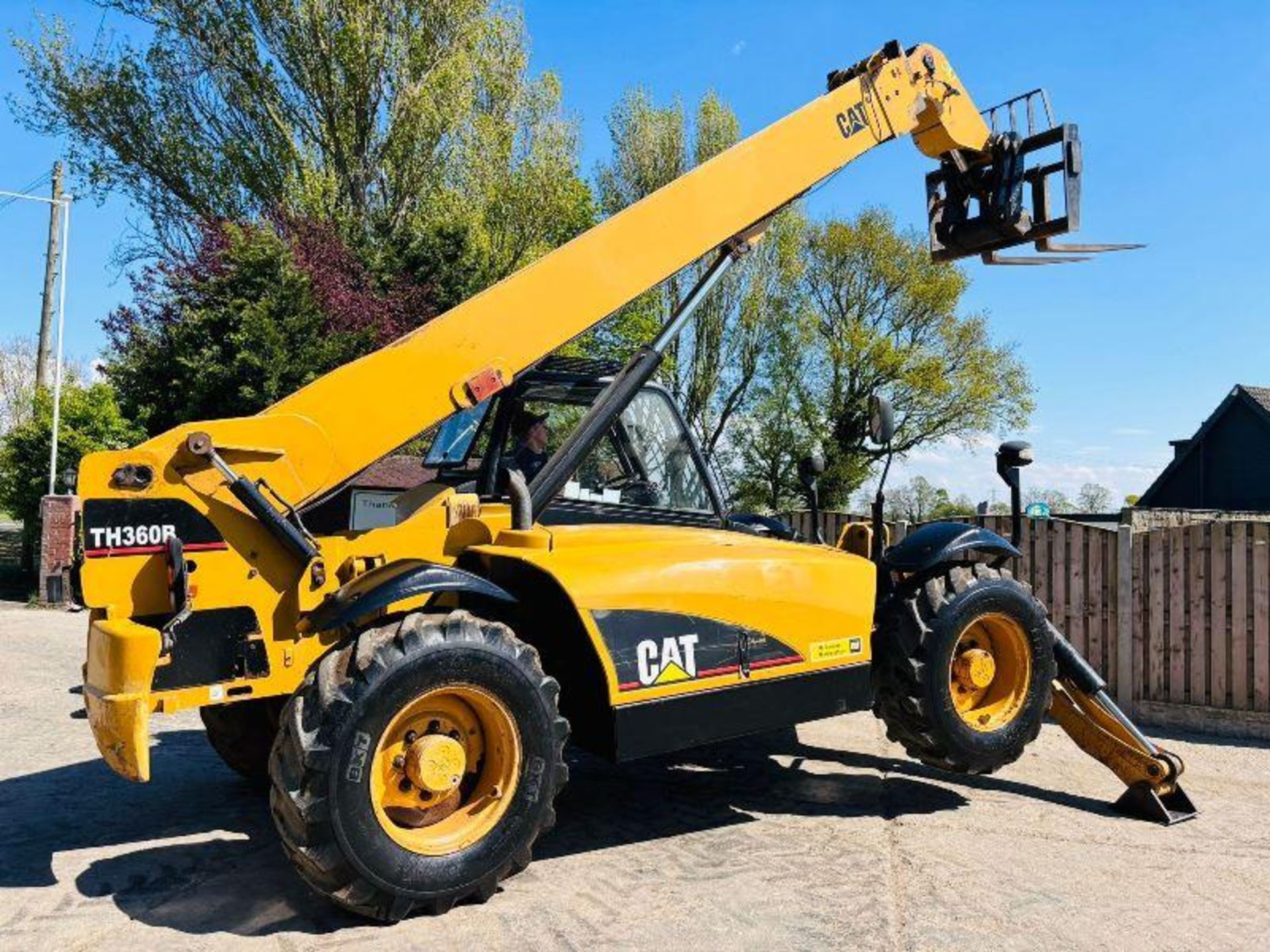 CATERPILAR TH360B 4WD TELEHANDLER *13.5 METER REACH* C/W PALLET TINES - Image 4 of 19