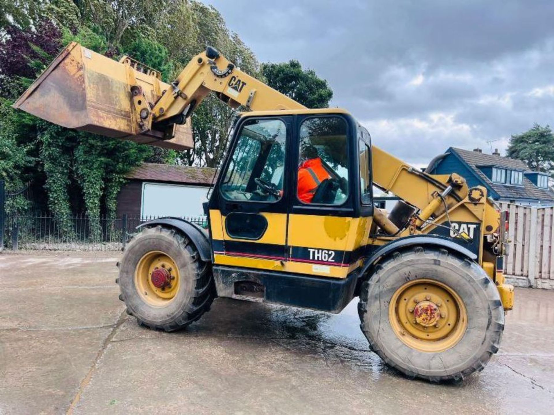 CATERPILLAR TH62 4WD TELEHANDLER *AG-SPEC* C/W PICK UP HITCH - Image 14 of 16