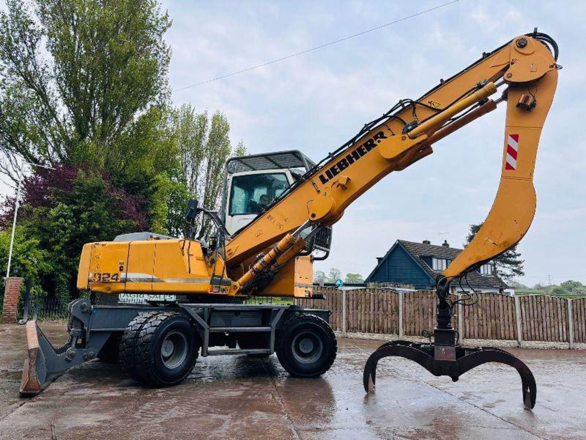 LIEBHERR 924C HIGH RISED MATERIAL HANDLER C/W HYDRAULIC ROTATING LOG GRAB - Image 6 of 19