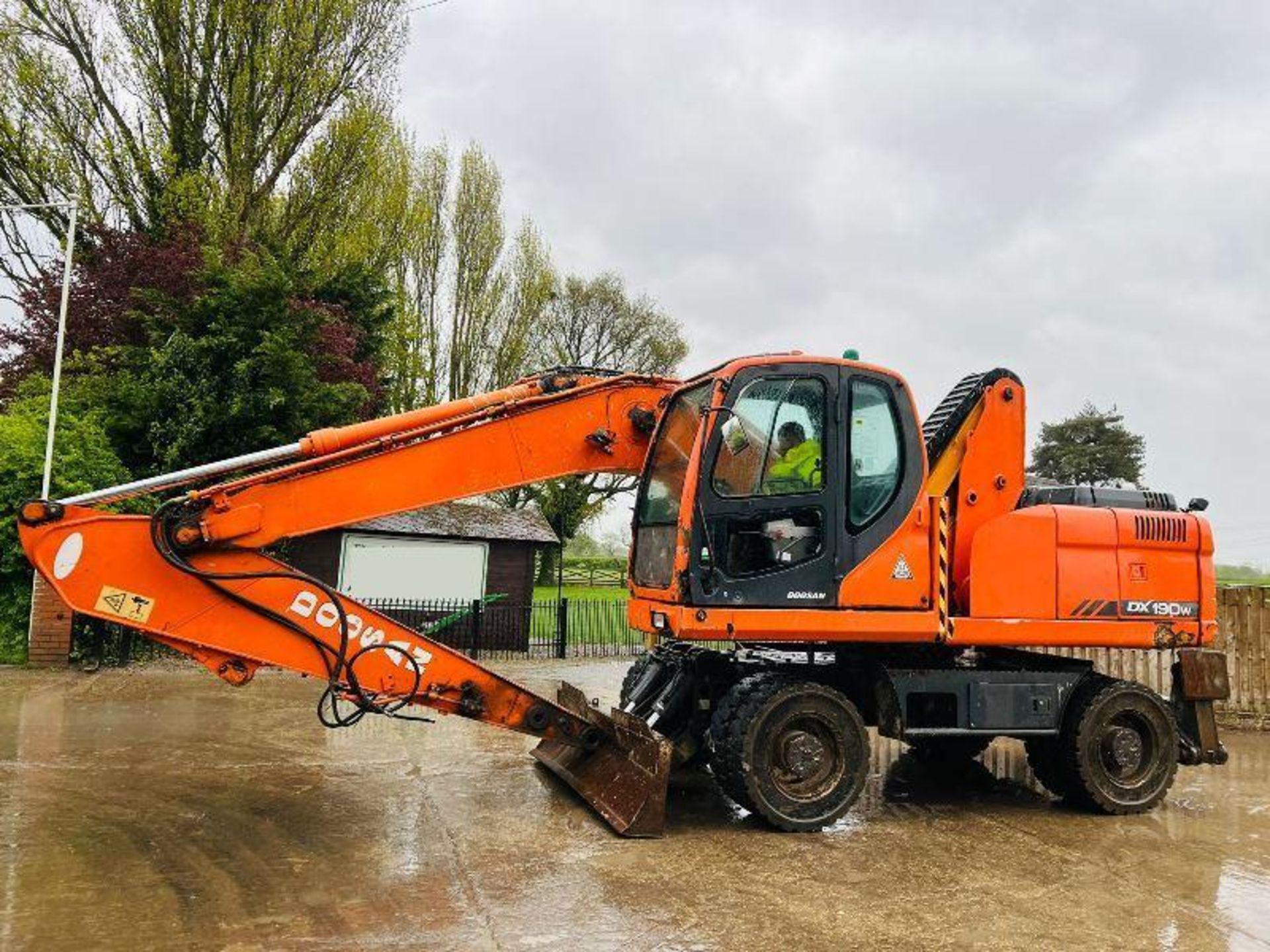 DOOSAN DX190W HIGH RISE CABIN SCRAP HANDLER *YEAR 2010* - Image 18 of 19