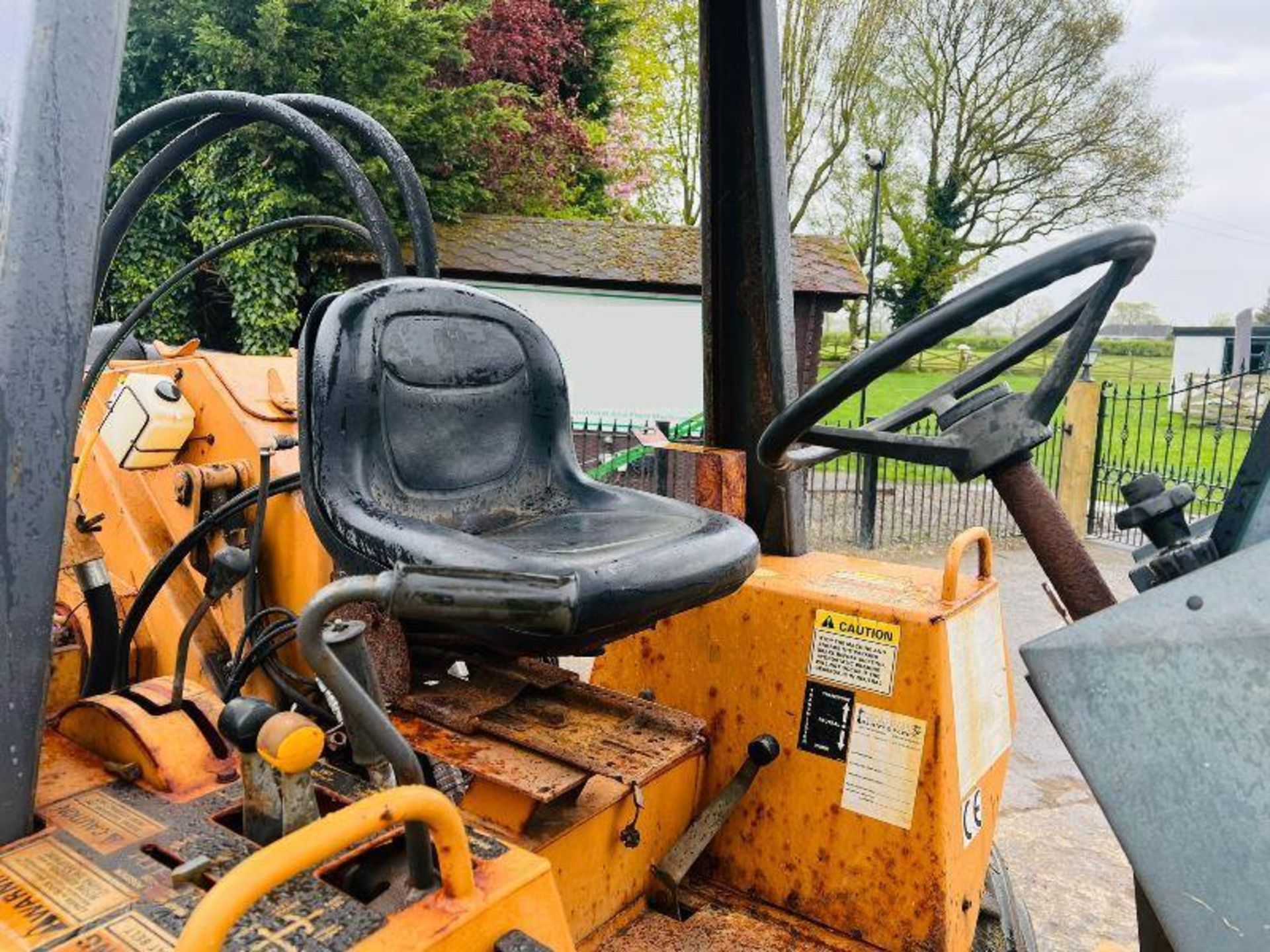 CASE 660 4WD TRENCHER C/W FRONT BLADE & WEIGHTS - Image 14 of 17