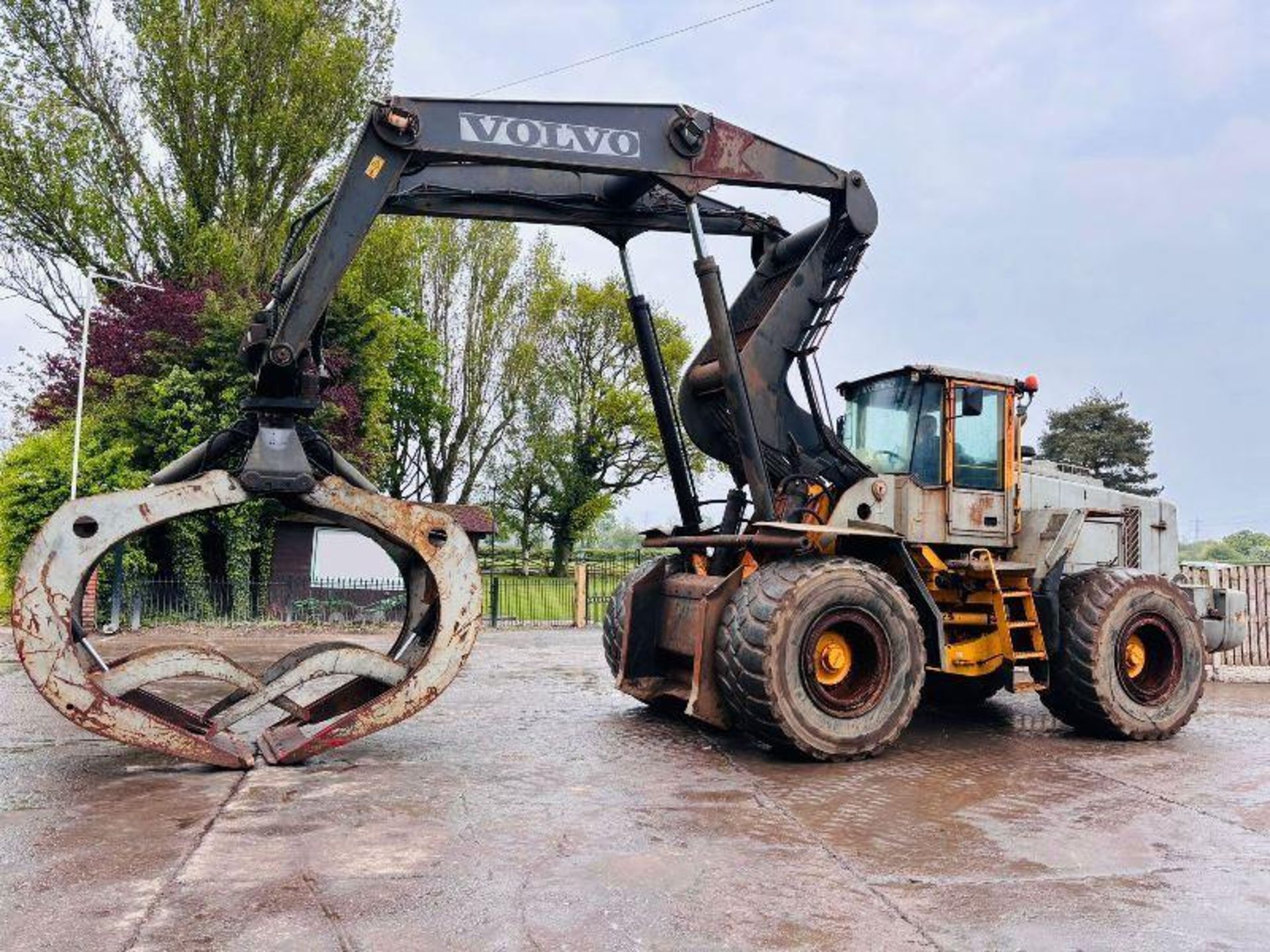 VOLVO L180D 4WD LOADING SHOVEL C/W ROTATING LOG GRAB