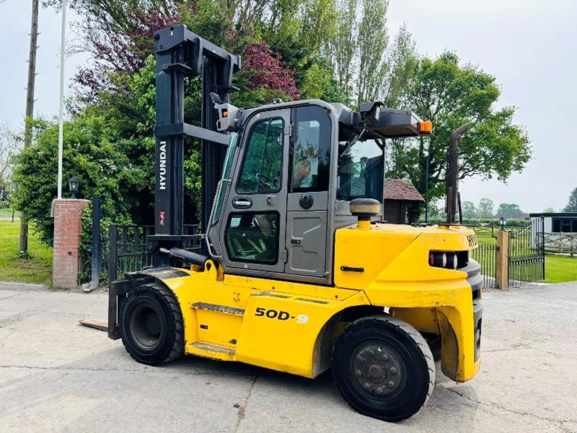 HYUNDAI 50D-9 DIESEL FORKLIFT *YEAR 2016, 5 TON LIFT* C/W SIDE SHIFT - Image 8 of 18