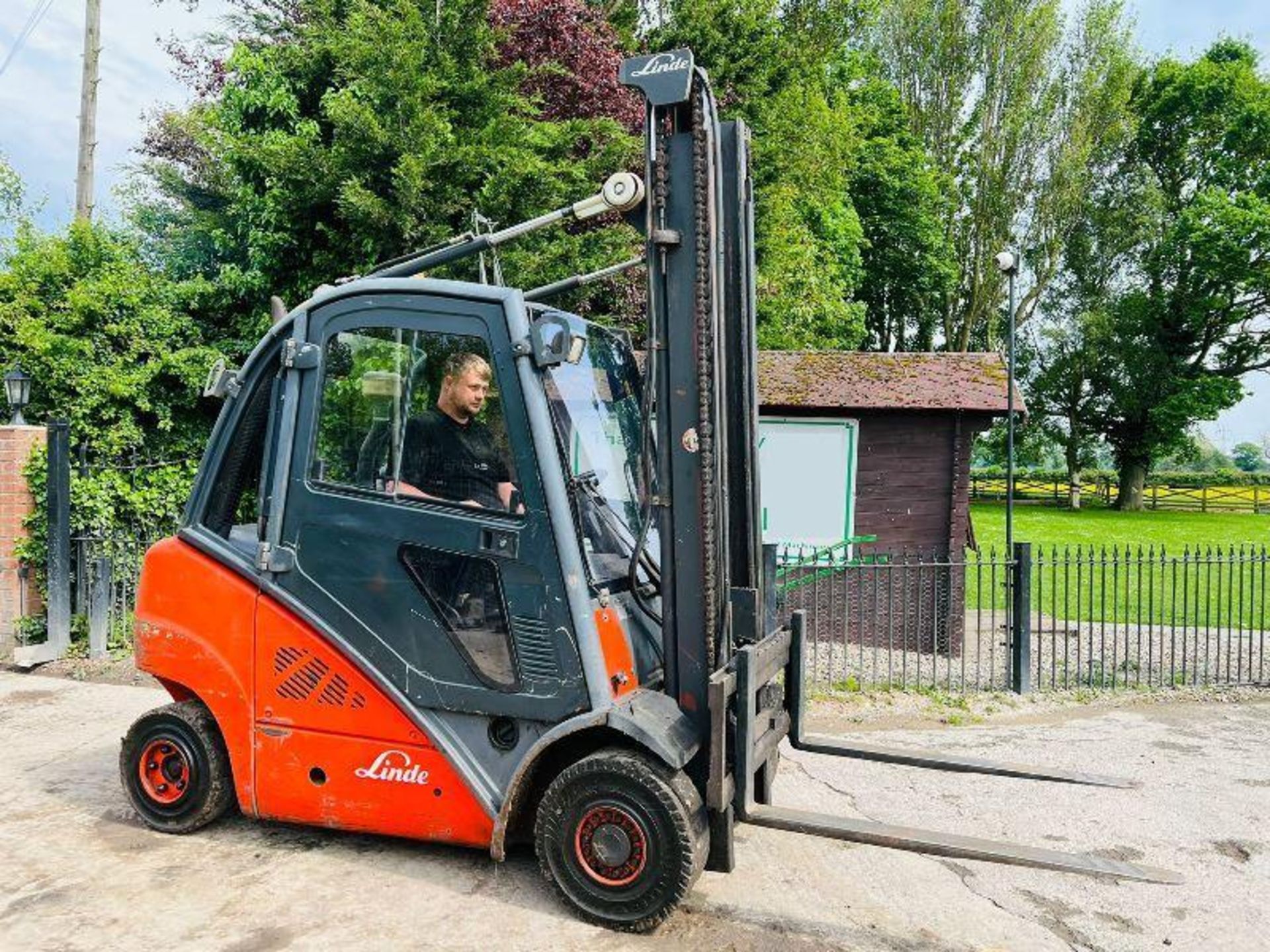 LINDE H25D DIESEL FORKLIFT C/W 2 STAGE MAST & SIDE SHIFT - Image 4 of 14