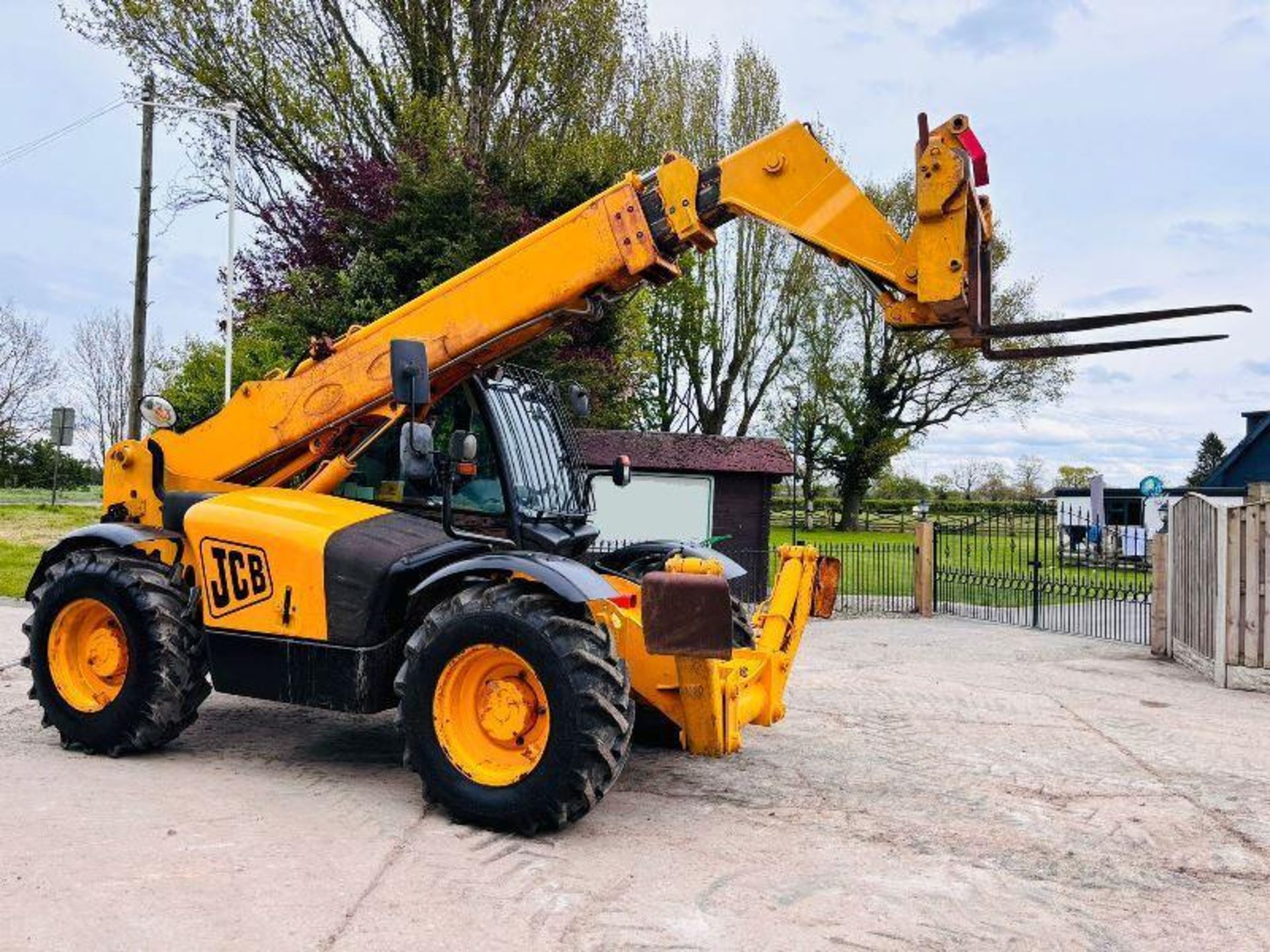 JCB 533-105 4WD TELEHANDLER *10.5 METER REACH* C/W PALLET TINES - Image 15 of 17