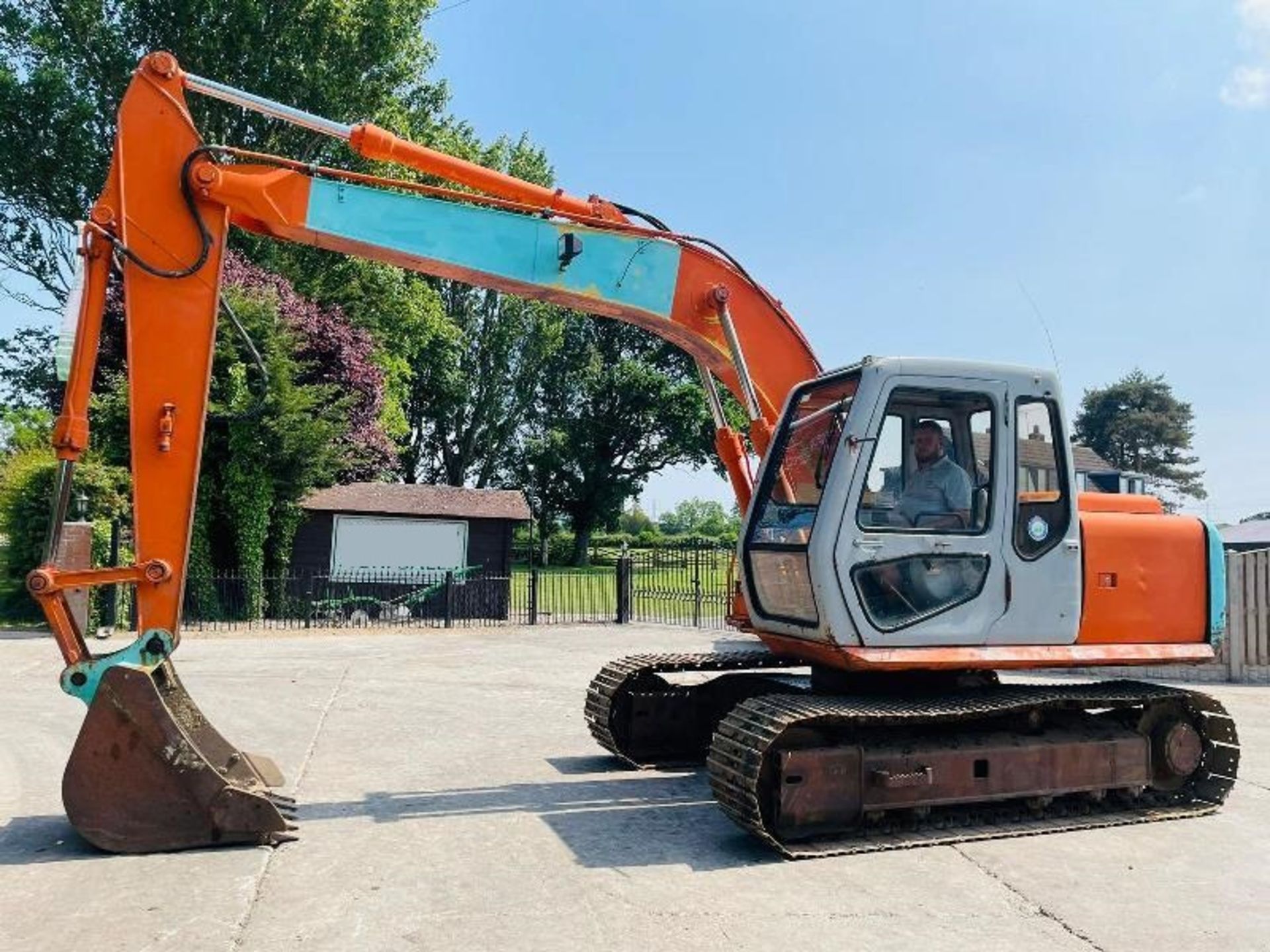 SUMIMOTO SH120 TRACKED EXCAVATOR C/W BUCKET