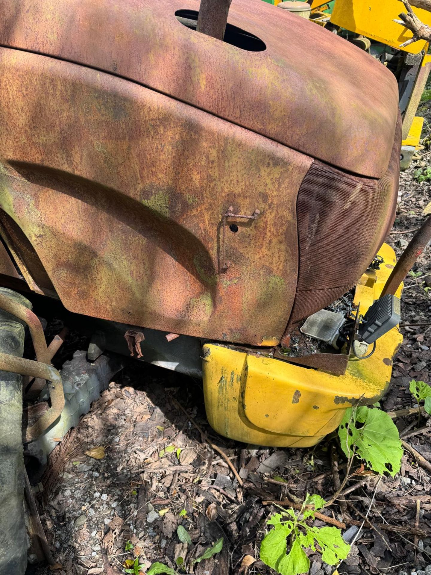 FIRE DAMAGED LM410 NEW HOLLAND TELEHANDLER - Image 6 of 7