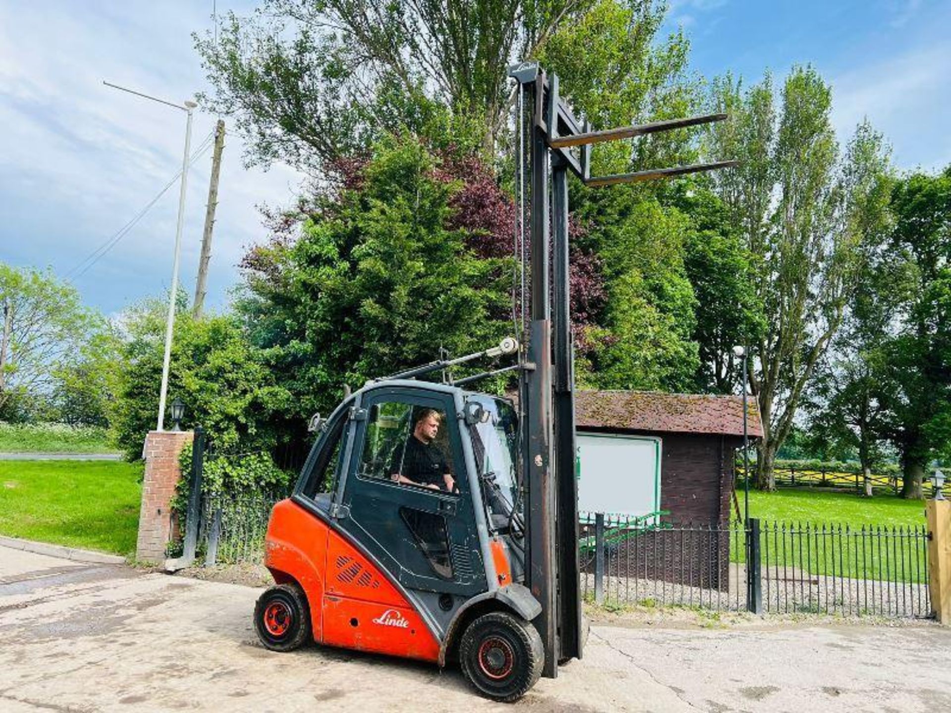 LINDE H25D DIESEL FORKLIFT C/W 2 STAGE MAST & SIDE SHIFT - Image 13 of 14