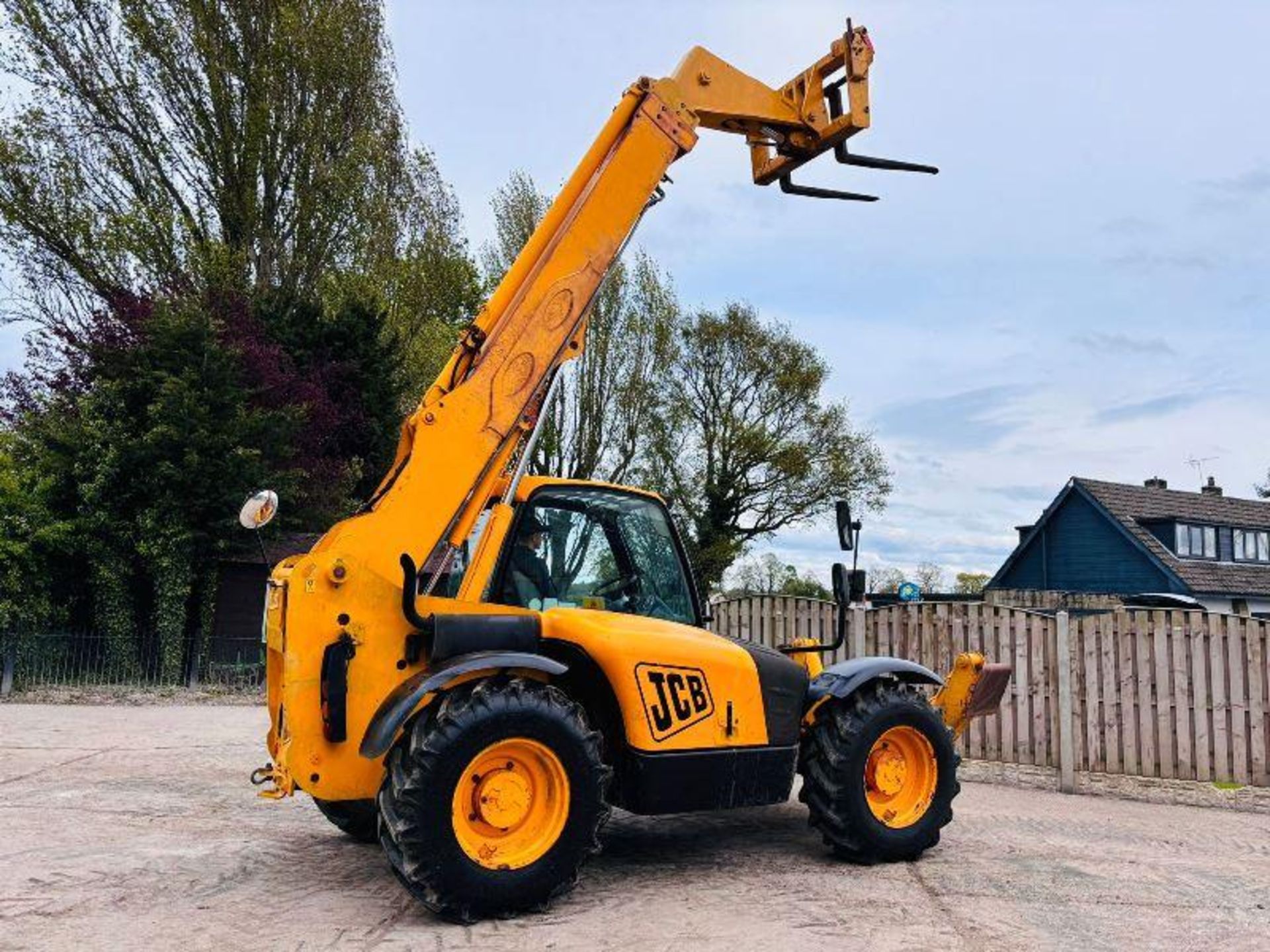 JCB 533-105 4WD TELEHANDLER *10.5 METER REACH* C/W PALLET TINES - Image 12 of 17