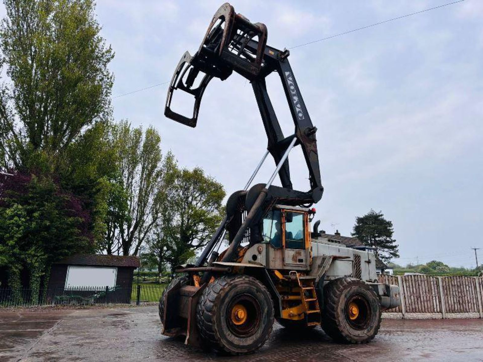 VOLVO L180D 4WD LOADING SHOVEL C/W ROTATING LOG GRAB - Image 2 of 19