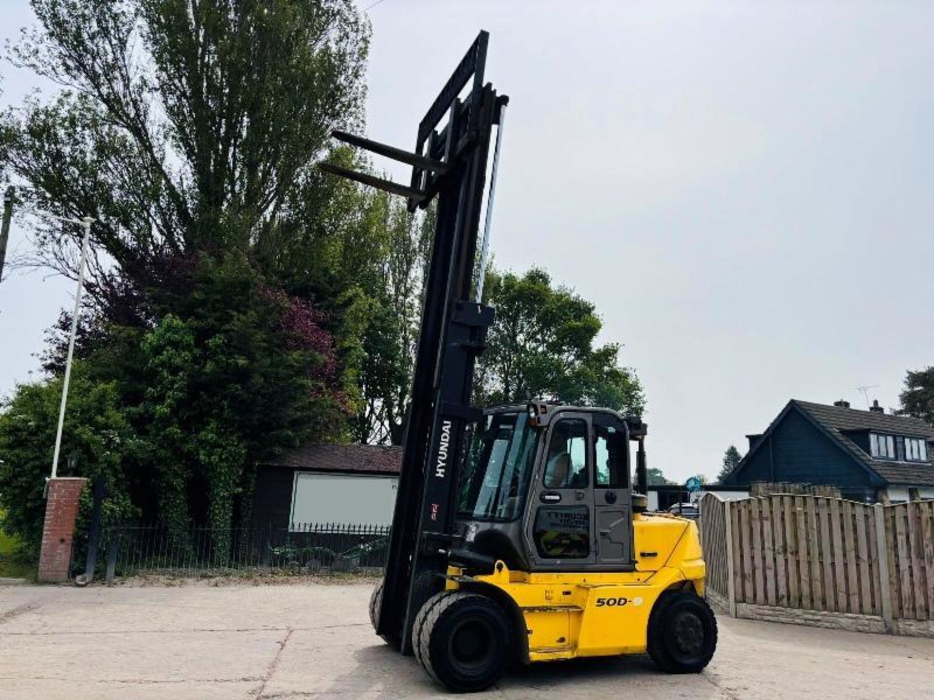 HYUNDAI 50D-9 DIESEL FORKLIFT *YEAR 2016, 5 TON LIFT* C/W SIDE SHIFT - Image 16 of 18