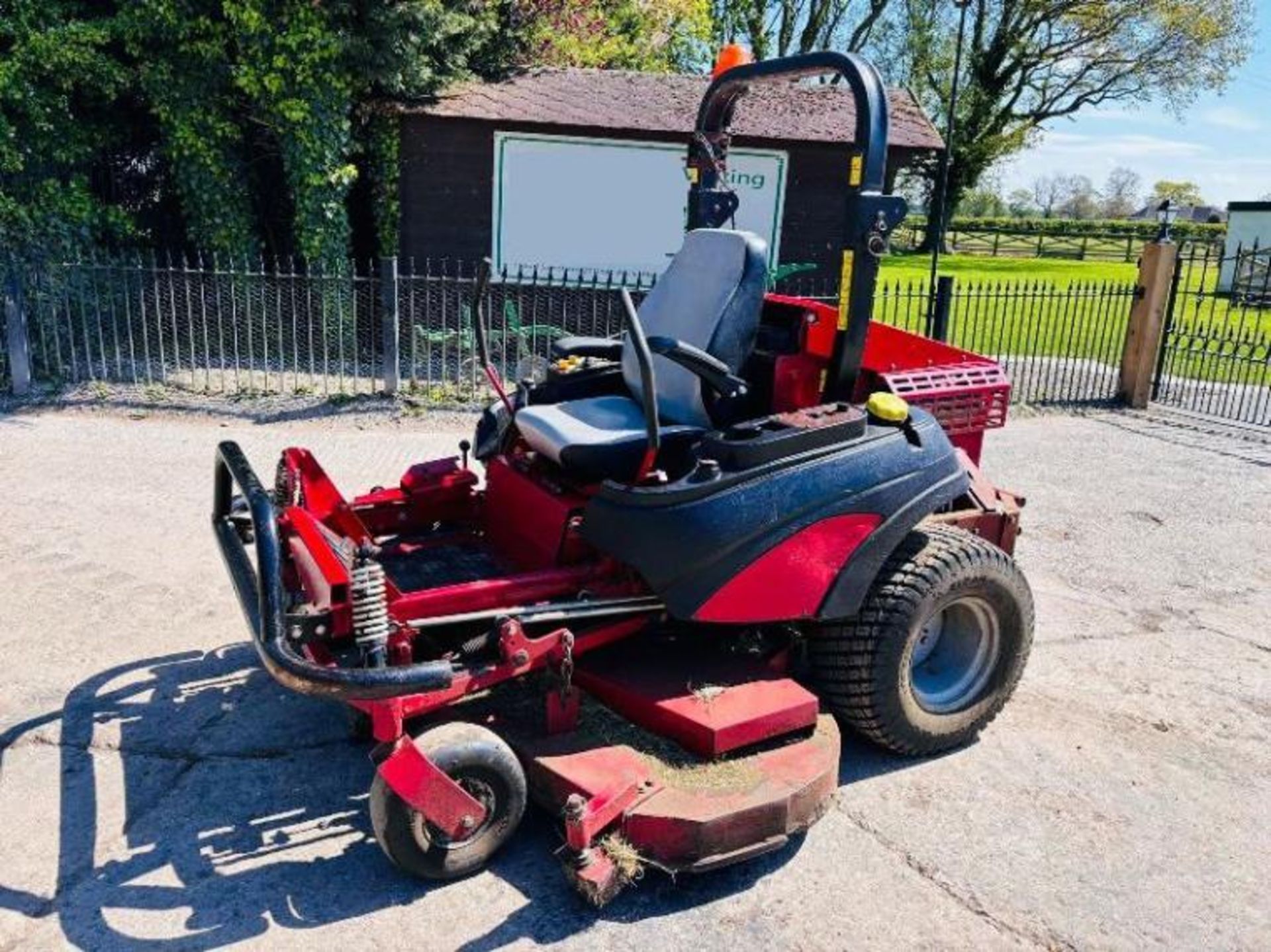 FERRIS DIESEL RIDE ZERO TURN MOWER C/W ROLE BAR - Image 14 of 17