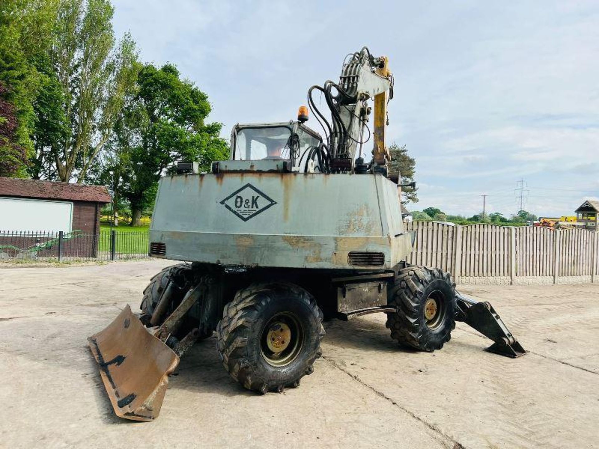 O&K MH56A 4WD WHEELED EXCAVATOR C/W BLADE & SUPPORT LEGS - Image 2 of 11