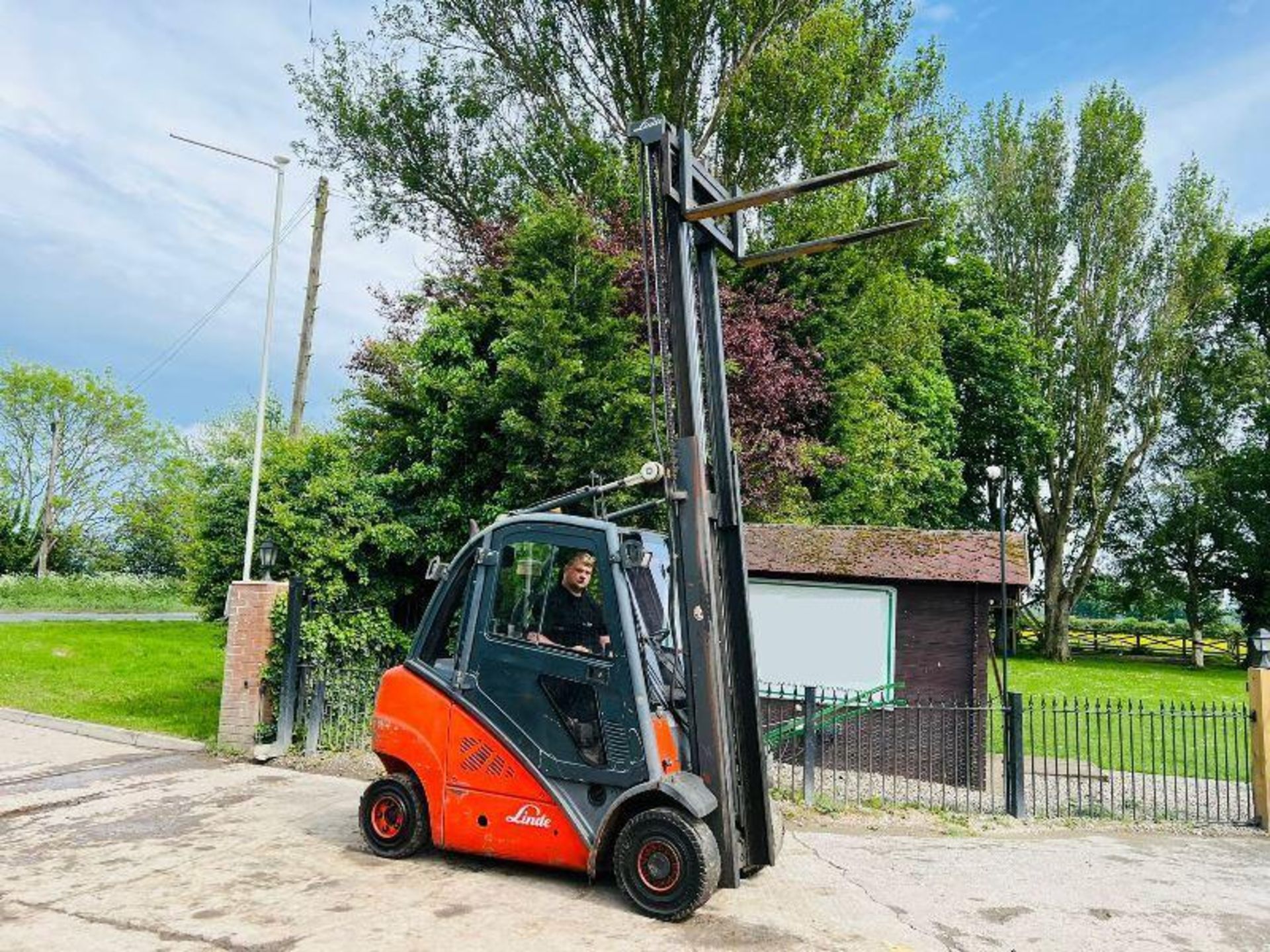 LINDE H25D DIESEL FORKLIFT C/W 2 STAGE MAST & SIDE SHIFT - Image 2 of 14