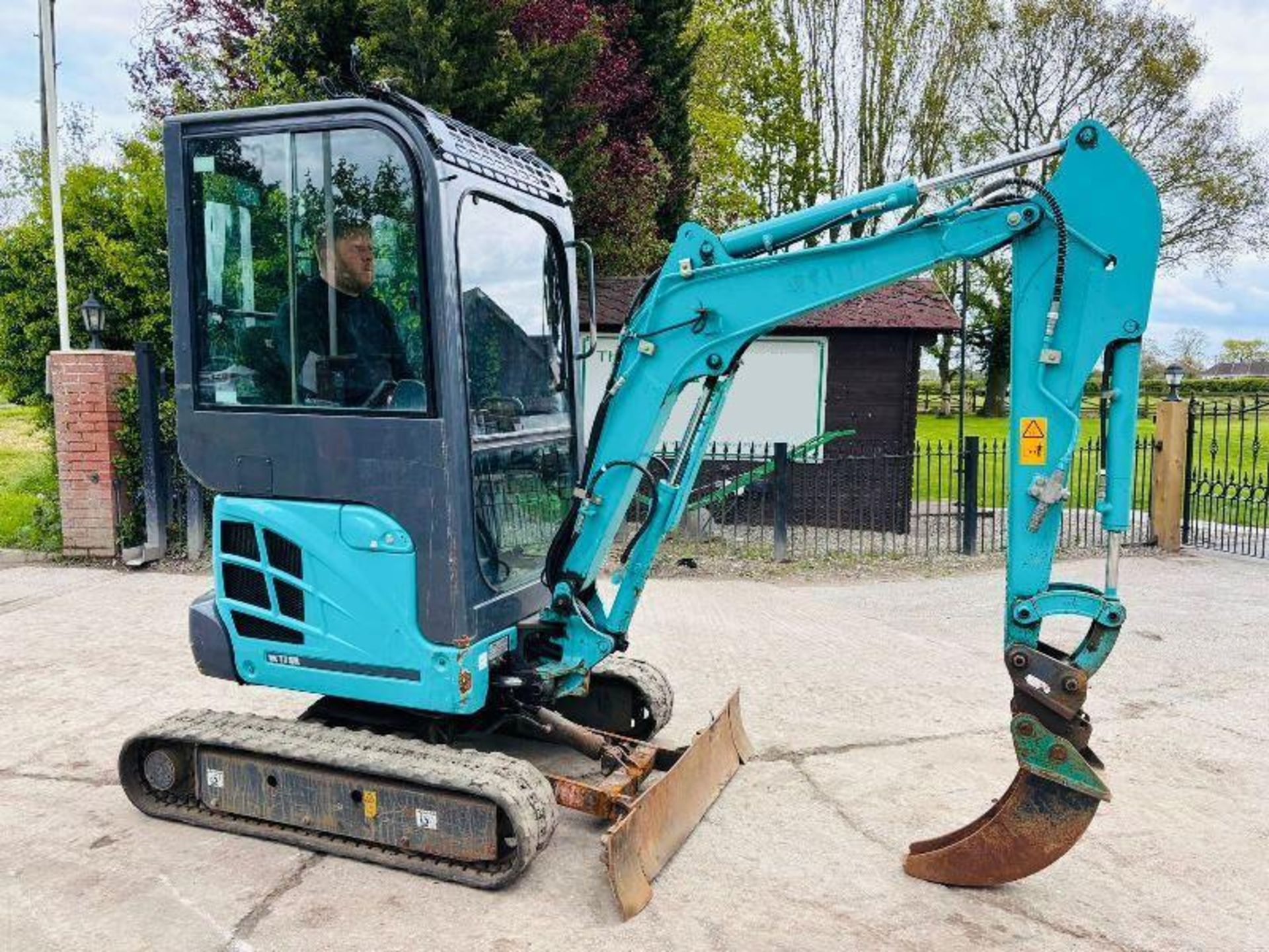 KOBELCO TRACKED EXCAVATOR *2021, 1694 HOURS* C/W QUICK HITCH