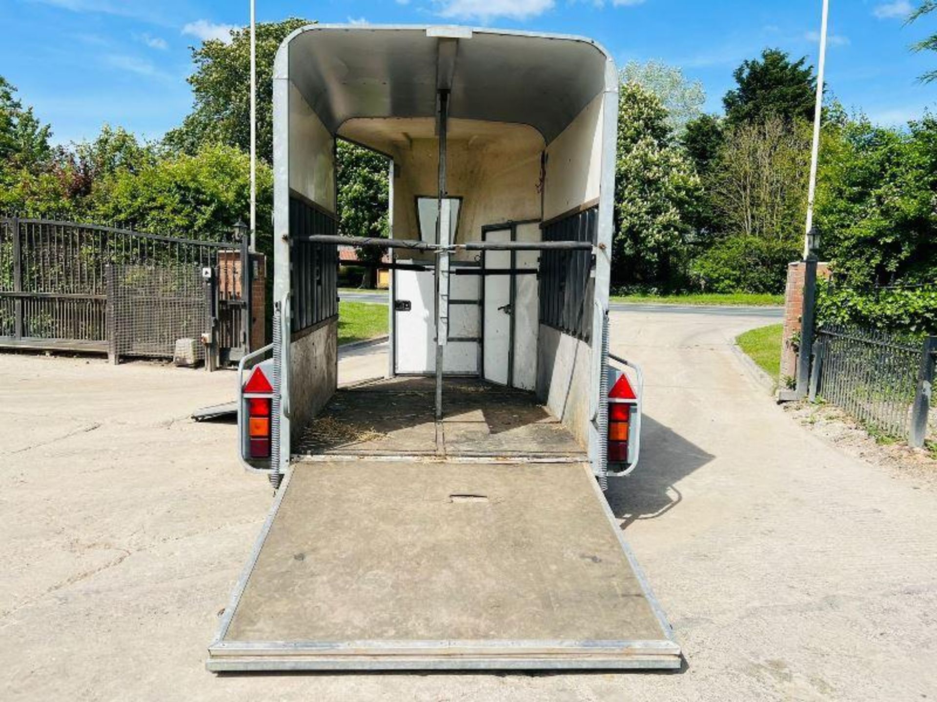 BATESON TWIN AXLE 2 STALL HORSE BOX C/W SADDLE STORAGE - Image 8 of 16