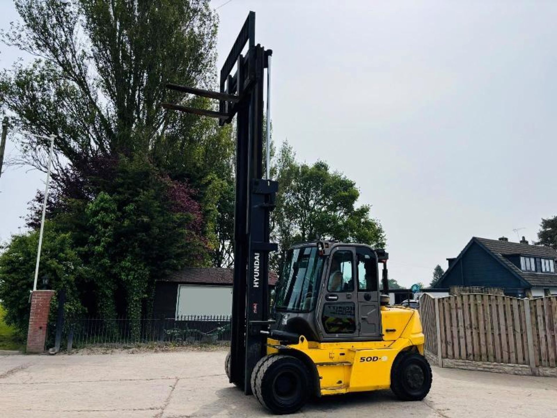 HYUNDAI 50D-9 DIESEL FORKLIFT *YEAR 2016, 5 TON LIFT* C/W SIDE SHIFT - Image 15 of 18