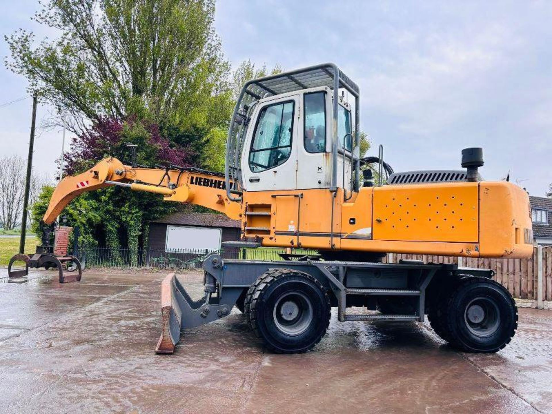 LIEBHERR 924C HIGH RISED MATERIAL HANDLER C/W HYDRAULIC ROTATING LOG GRAB - Image 2 of 19