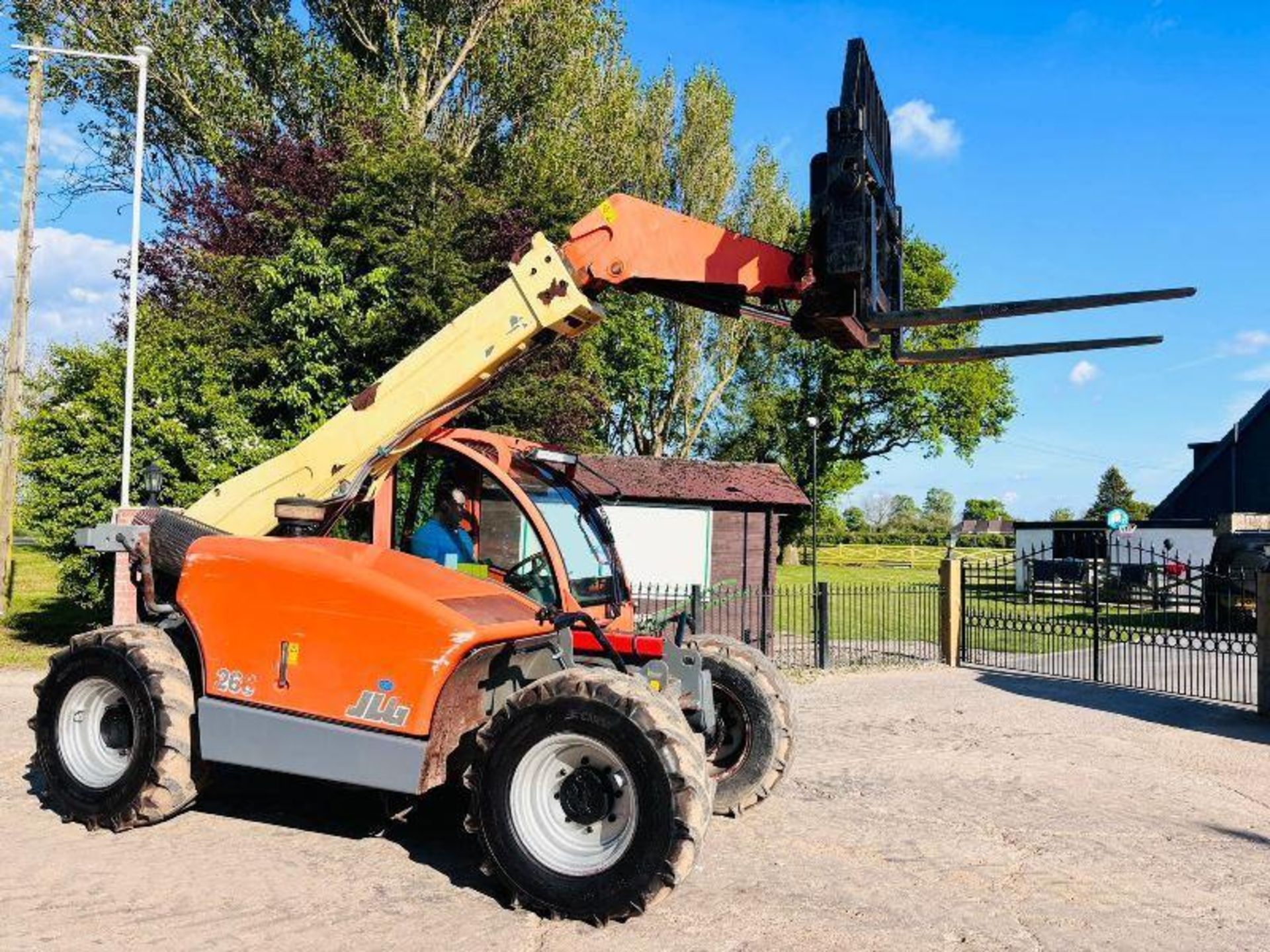 JLG 266 4WD TELEHANDLER *ROAD REGISTERED* C/W PALLET TINES - Image 3 of 18