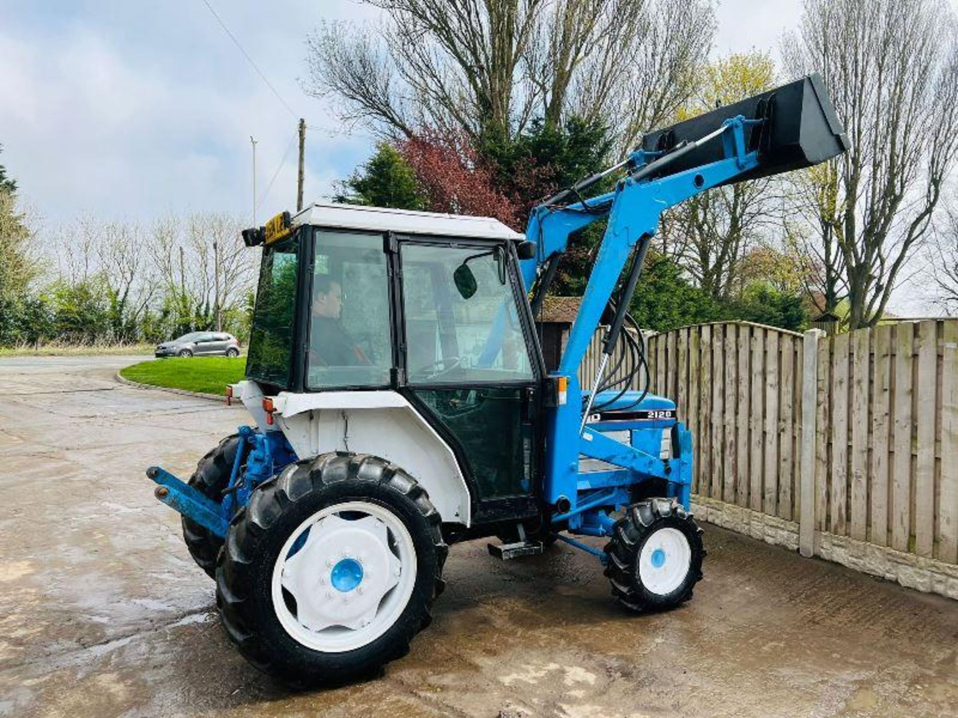 FORD 2120 4WD TRACTOR C/W FRONT LOADER AND BUCKET - Image 15 of 18