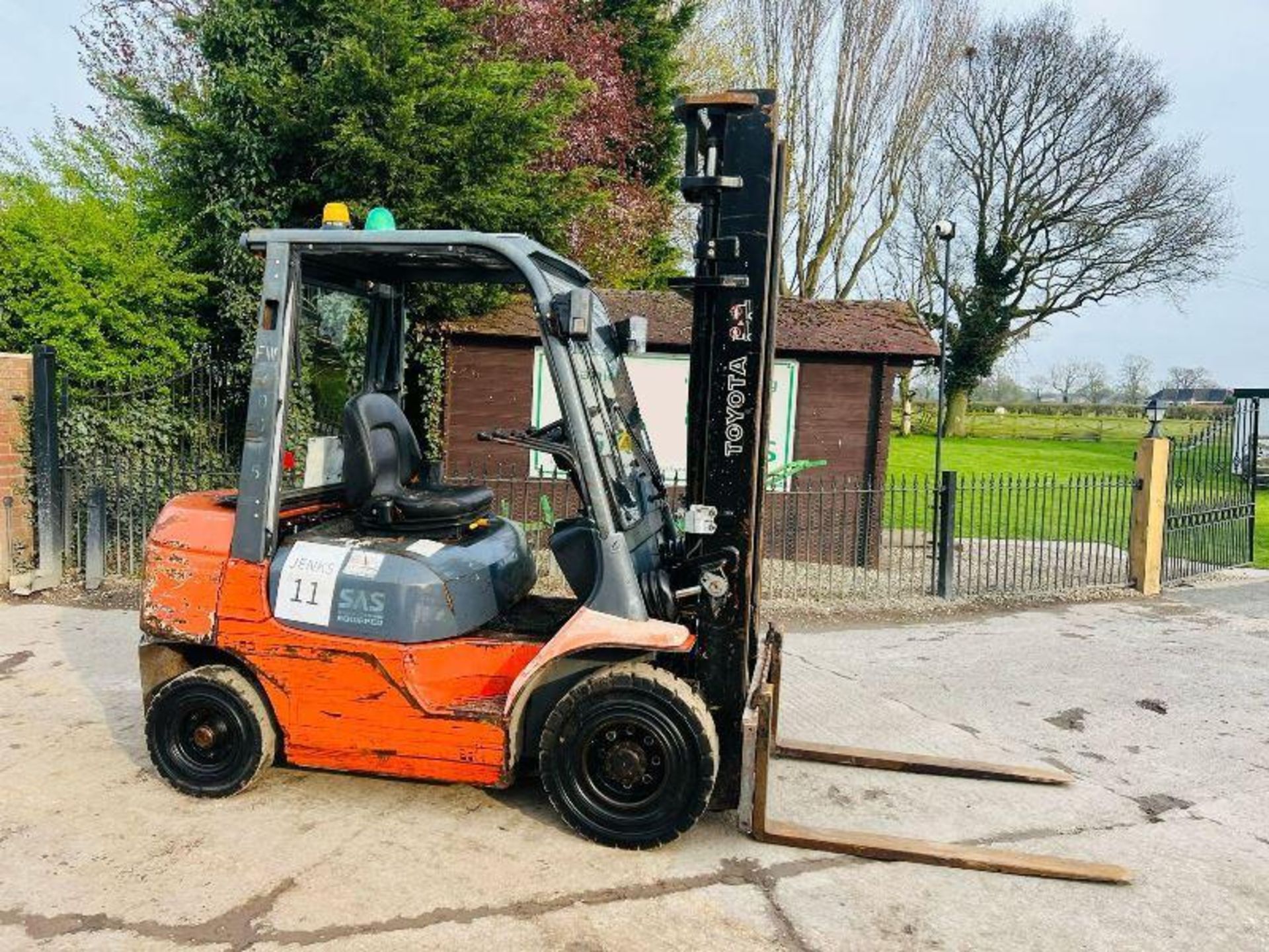 TOYOTA 25 DIESEL FORKLIFT C/W PALLET TINES - Image 6 of 12