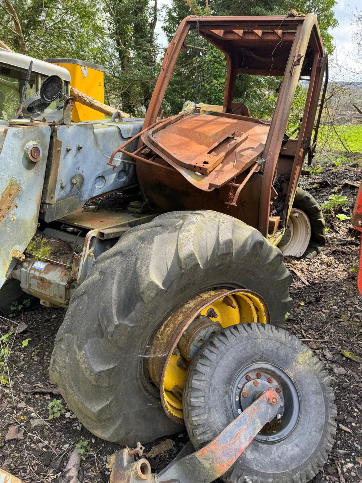 FIRE DAMAGED LM410 NEW HOLLAND TELEHANDLER