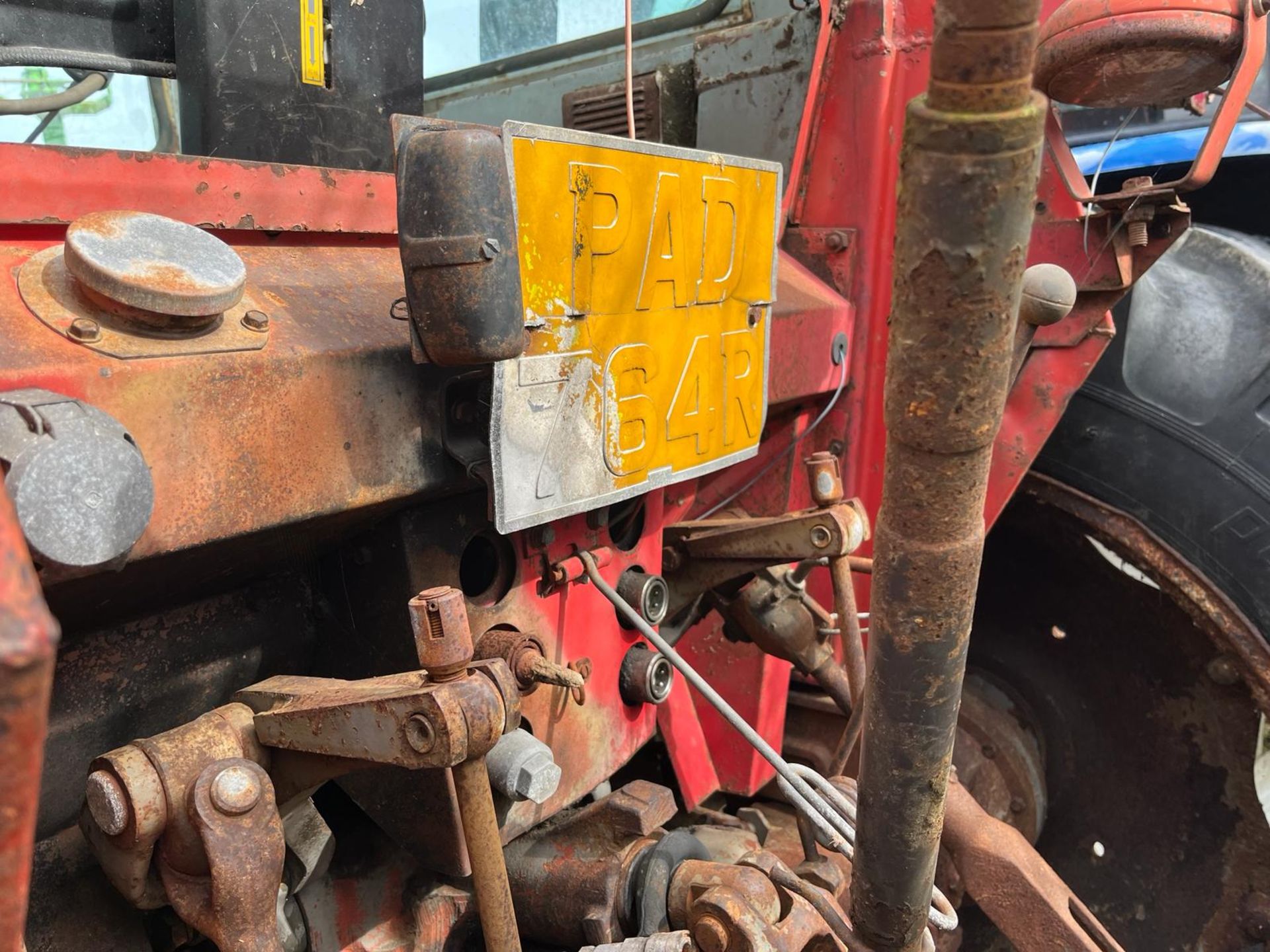 MASSEY FERGUSON 575 TRACTOR - Image 4 of 10