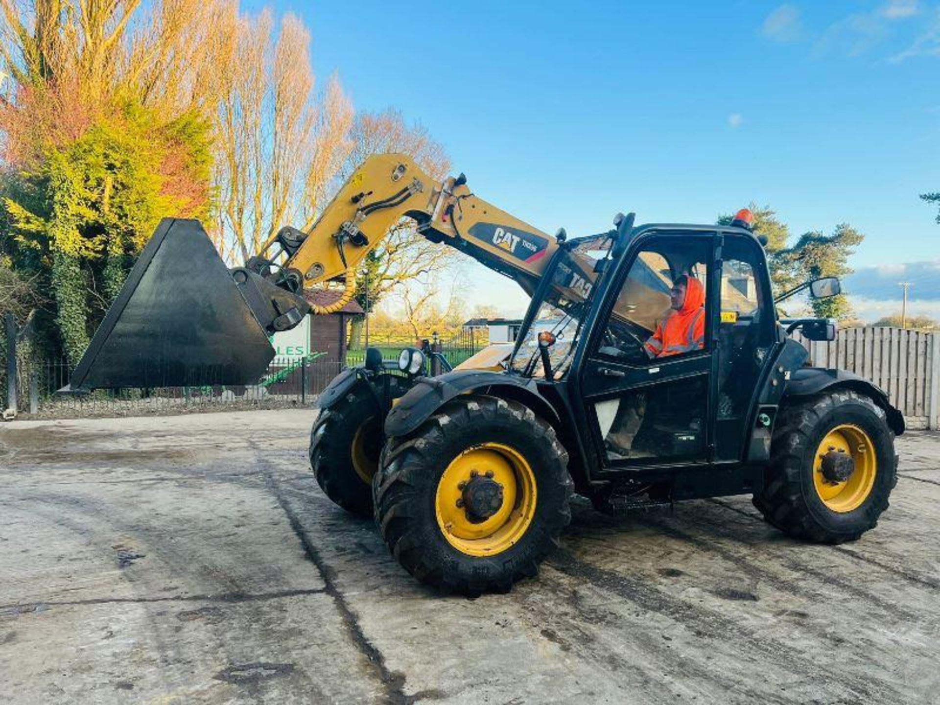 CATERPILLAR TH336 4WD TELEHANDLER * YEAR 2009 * C/W BRAND NEW BUCKET - Bild 5 aus 15