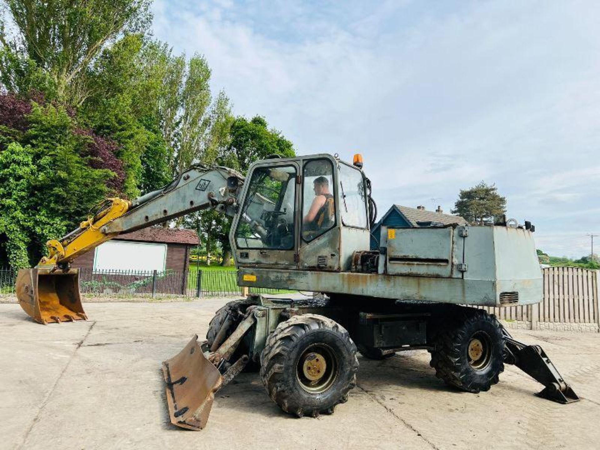 O&K MH56A 4WD WHEELED EXCAVATOR C/W BLADE & SUPPORT LEGS - Image 9 of 11