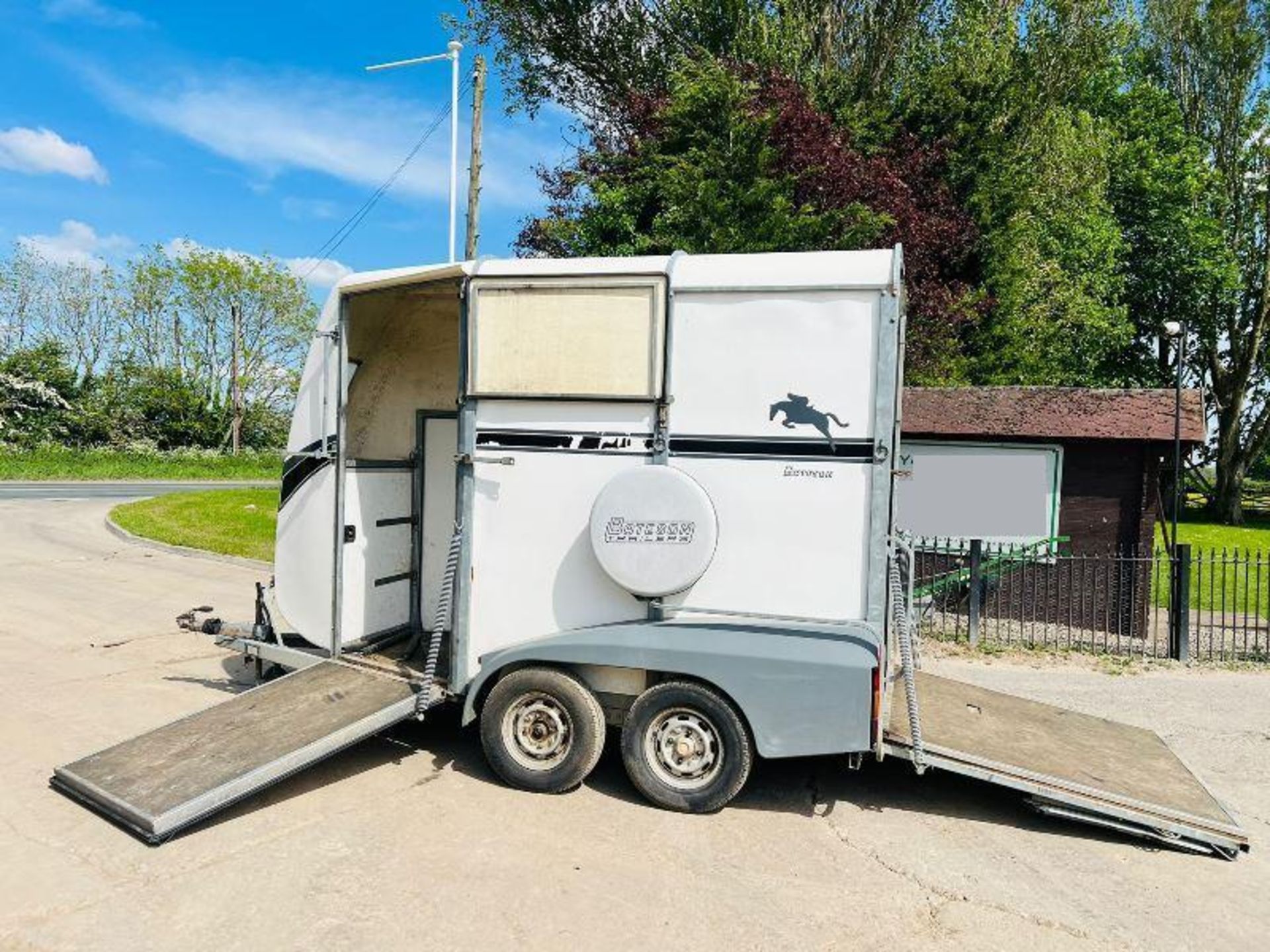 BATESON TWIN AXLE 2 STALL HORSE BOX C/W SADDLE STORAGE - Image 15 of 16