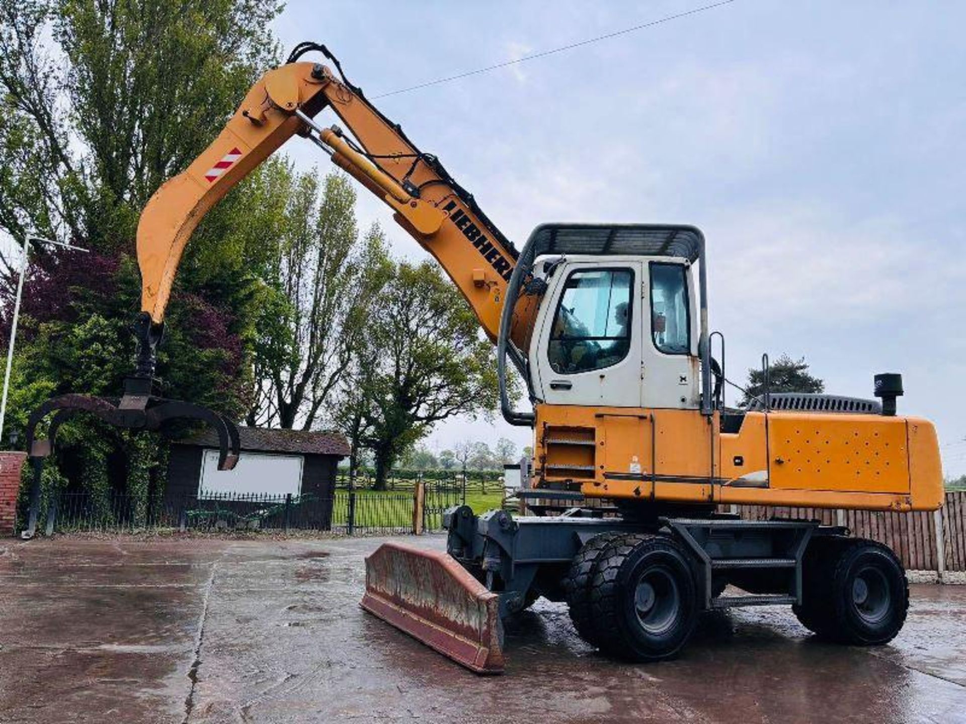 LIEBHERR 924C HIGH RISED MATERIAL HANDLER C/W HYDRAULIC ROTATING LOG GRAB - Image 5 of 19