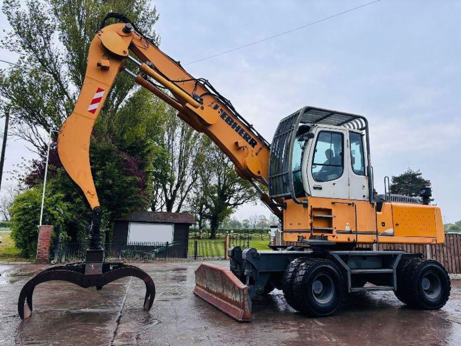 LIEBHERR 924C HIGH RISED MATERIAL HANDLER C/W HYDRAULIC ROTATING LOG GRAB