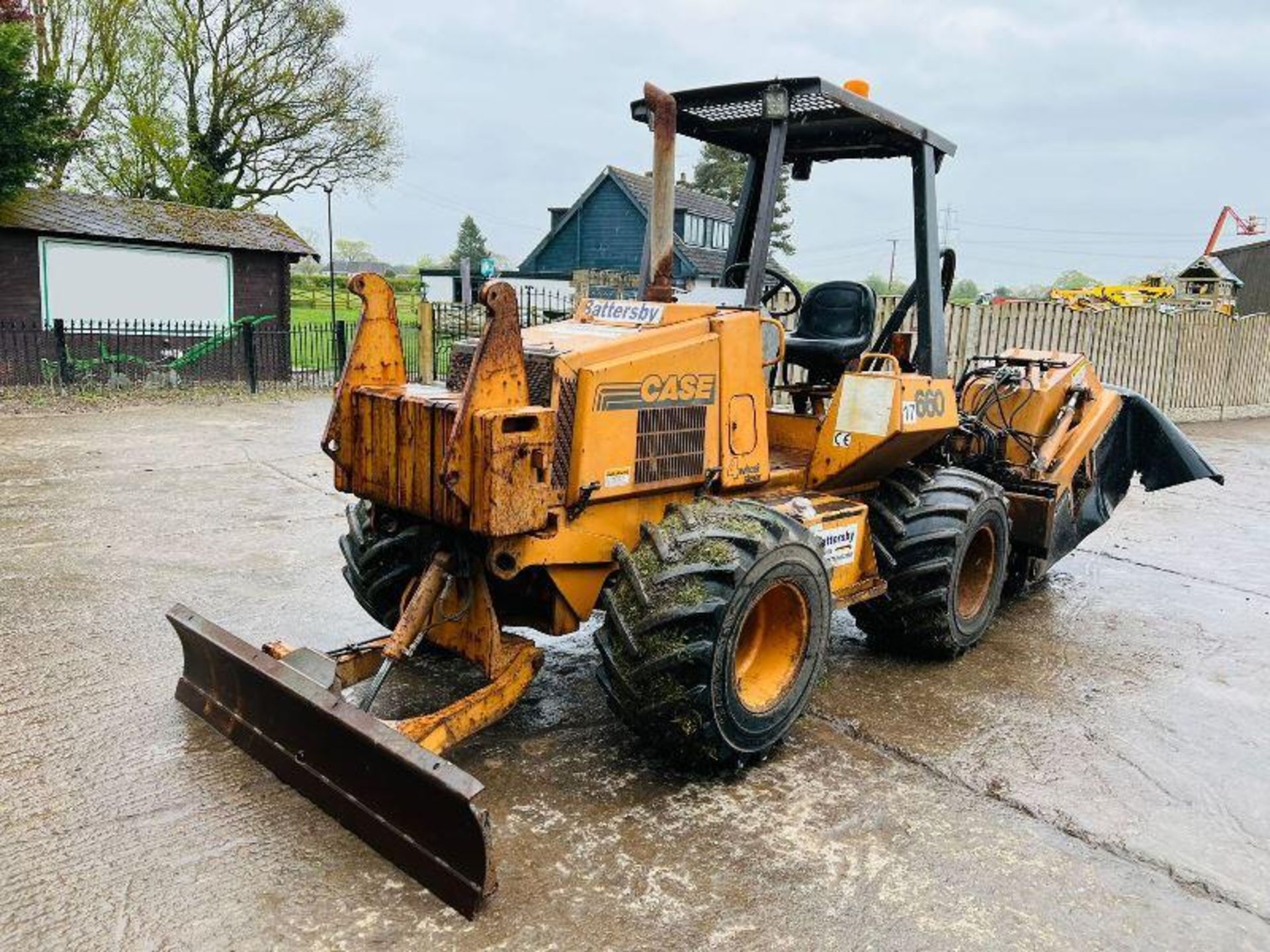 CASE 660 4WD TRENCHER C/W FRONT BLADE & WEIGHTS - Image 3 of 17