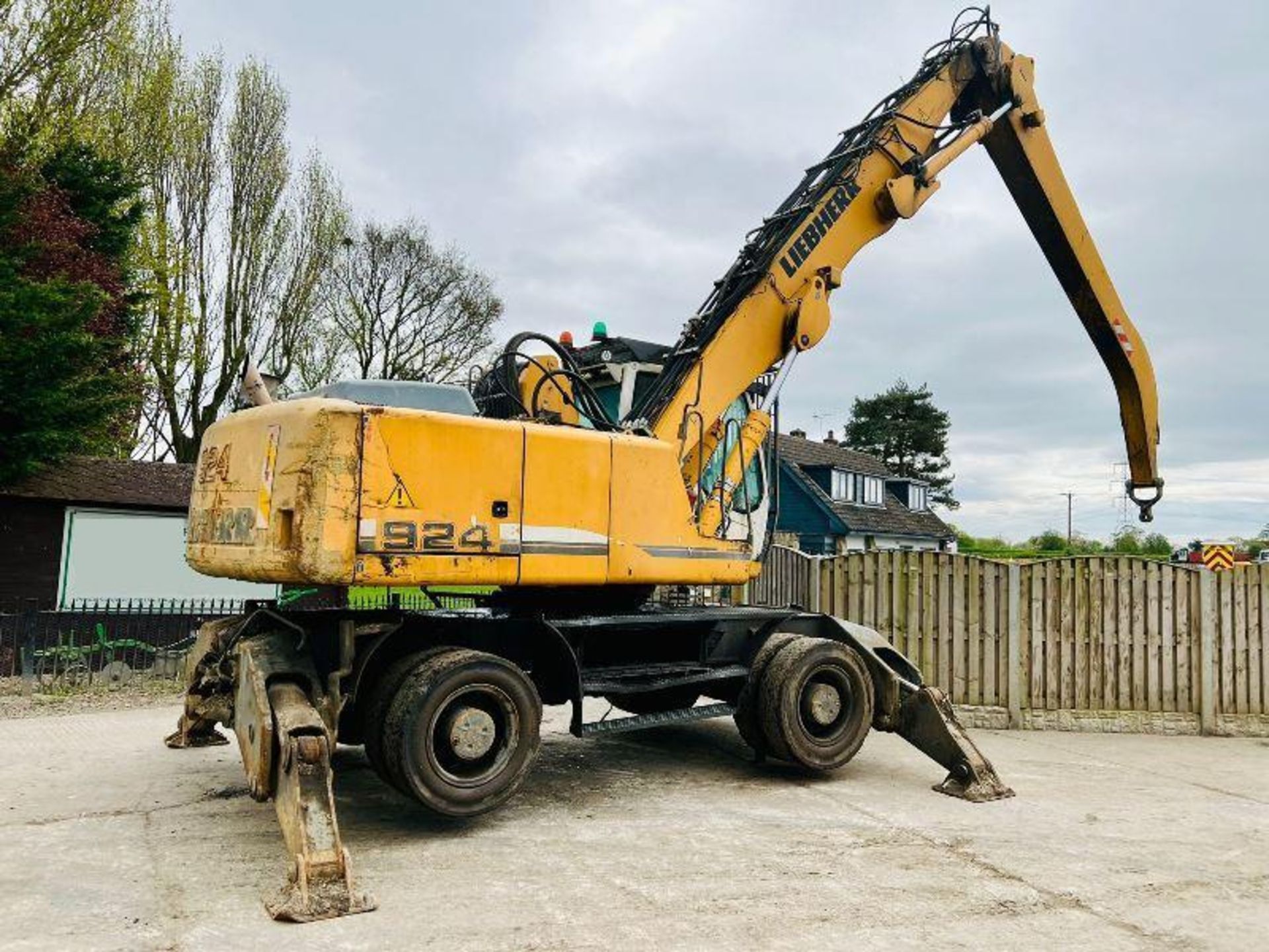 LIEBHERR 924 HIGH RISE CABIN SCRAP HANDLER *YEAR 2010* - Image 14 of 17