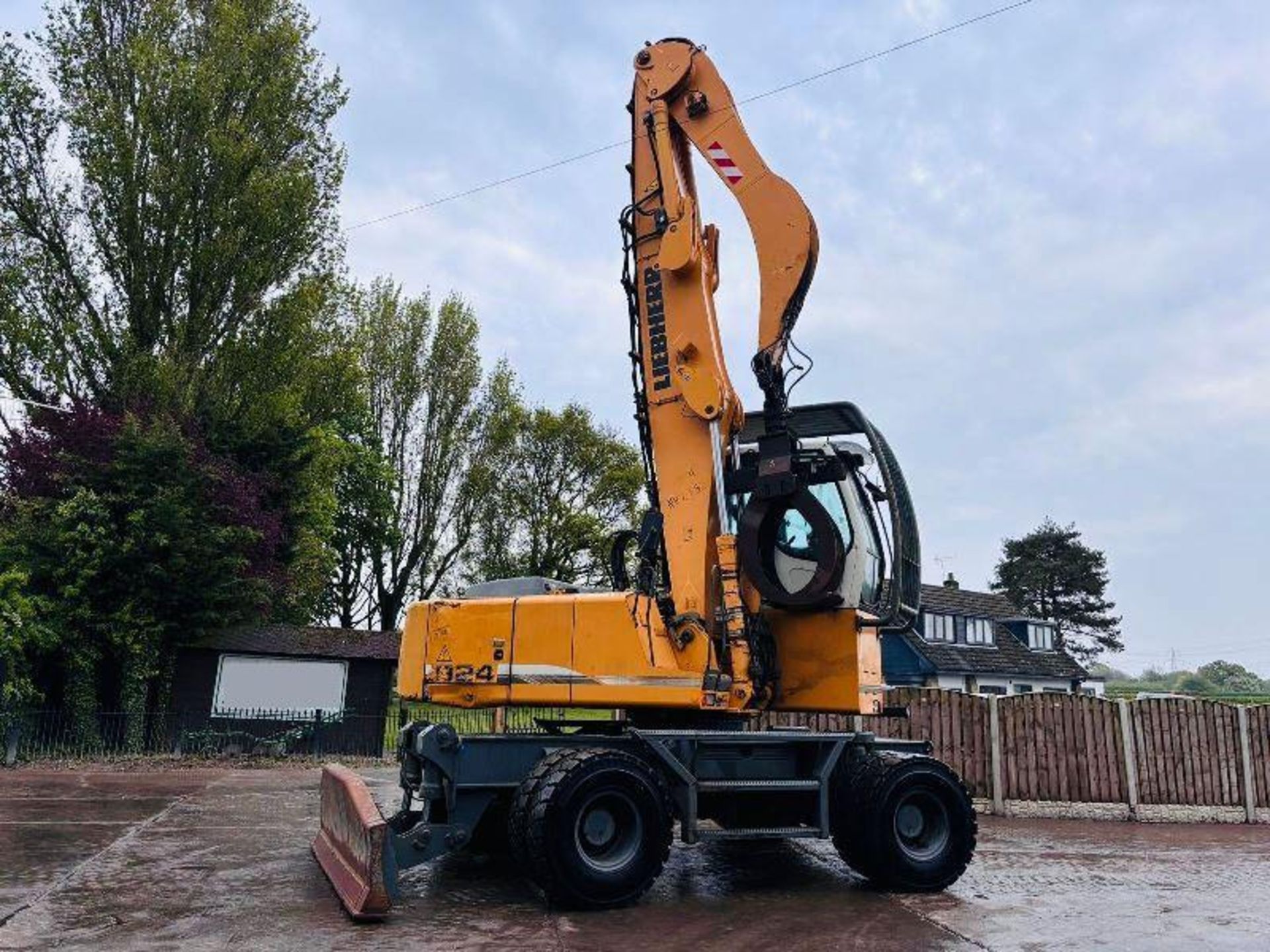 LIEBHERR 924C HIGH RISED MATERIAL HANDLER C/W HYDRAULIC ROTATING LOG GRAB - Image 4 of 19