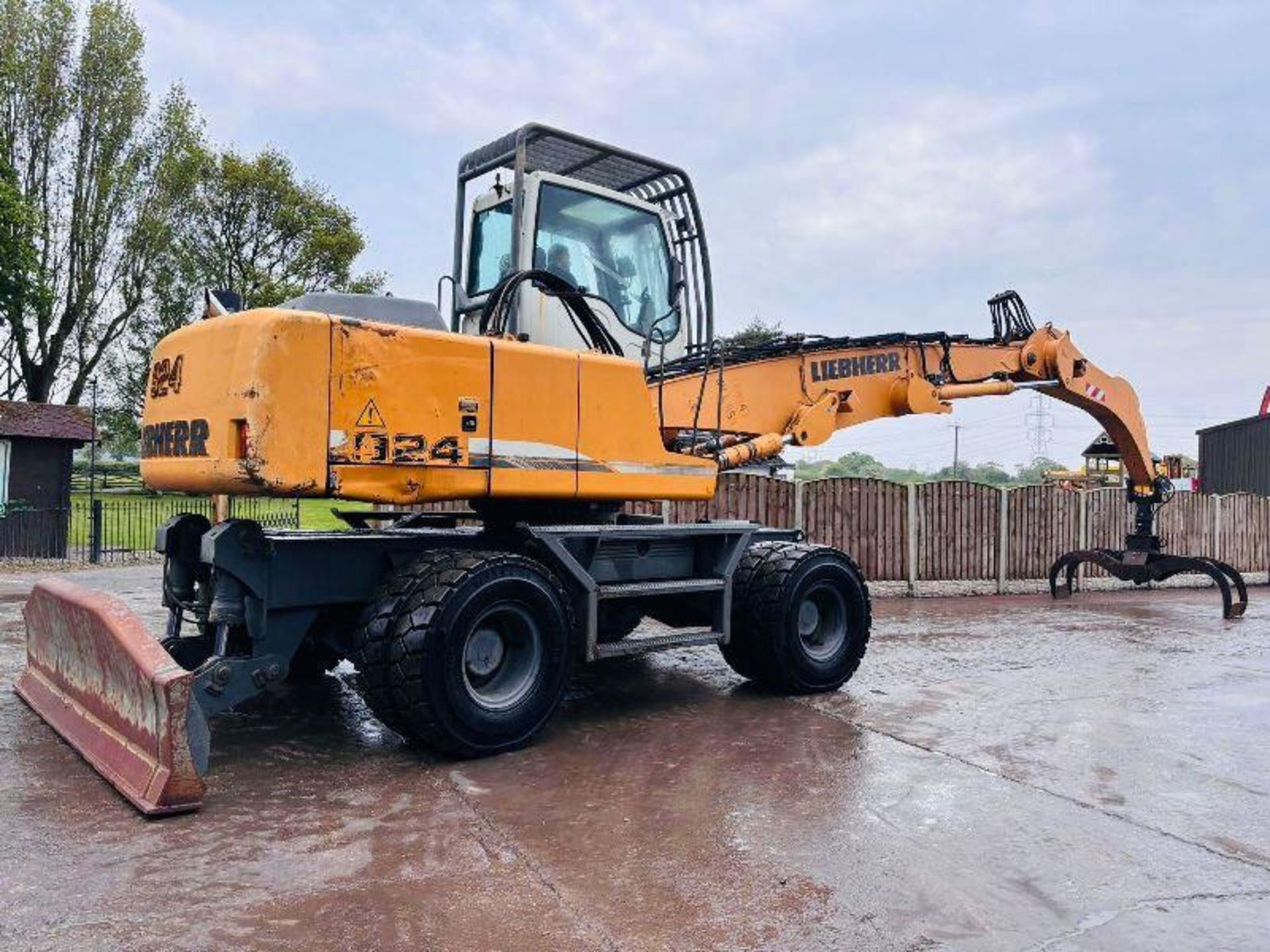 LIEBHERR 924C HIGH RISED MATERIAL HANDLER C/W HYDRAULIC ROTATING LOG GRAB - Image 15 of 19