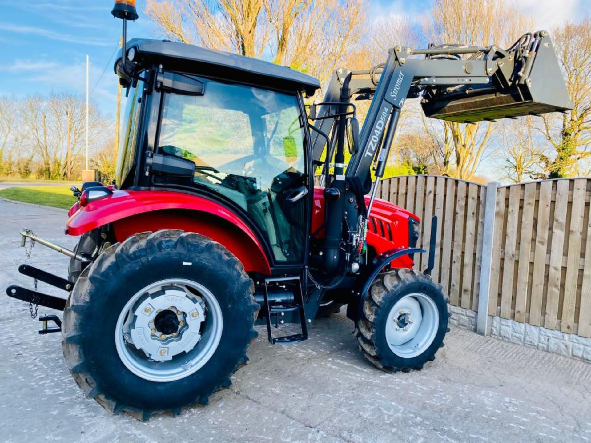 BRAND NEW SIROMER 504 4WD TRACTOR WITH SYNCHRO CAB AND LOADER - Image 3 of 18