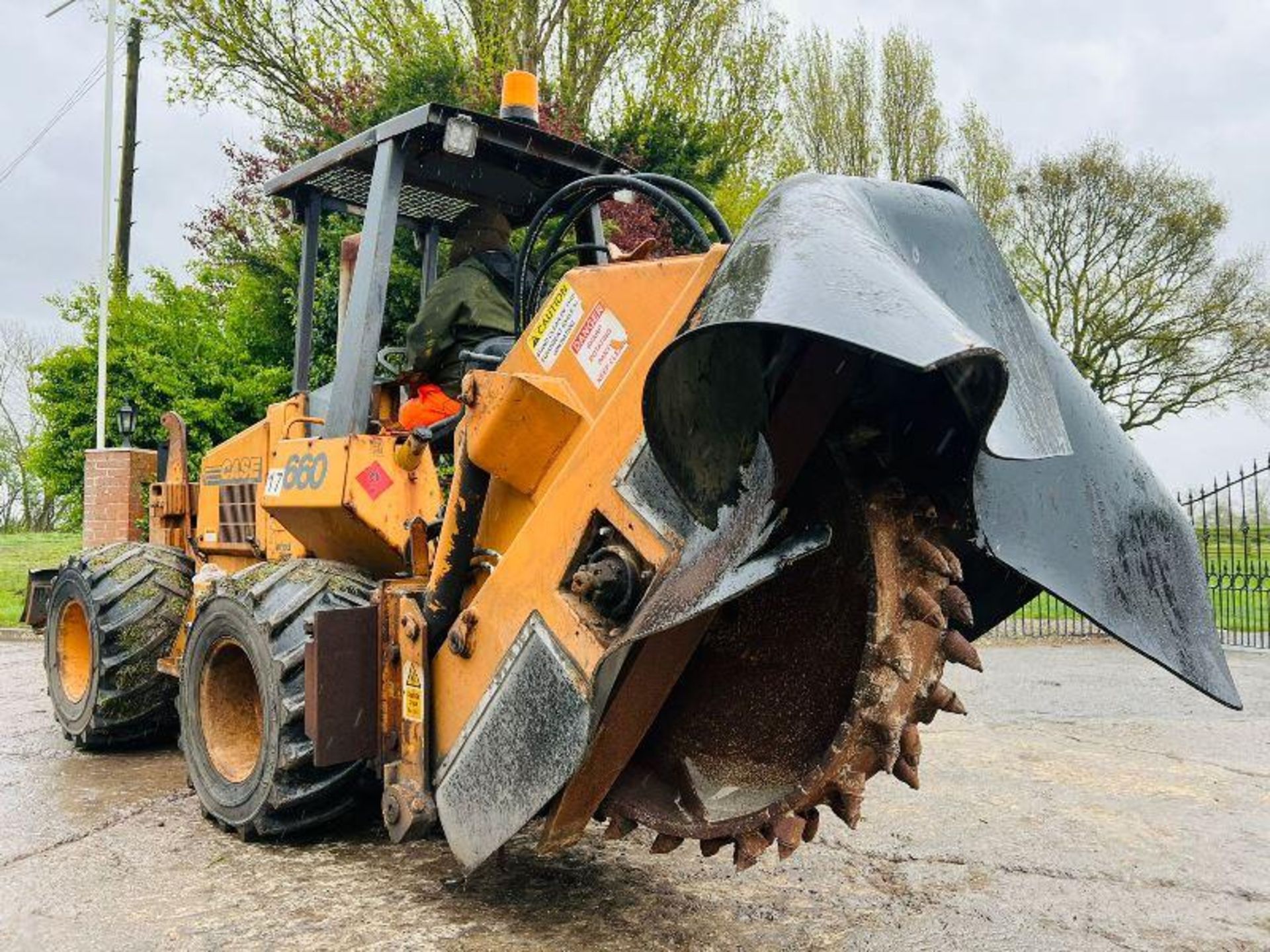 CASE 660 4WD TRENCHER C/W FRONT BLADE & WEIGHTS - Image 13 of 17