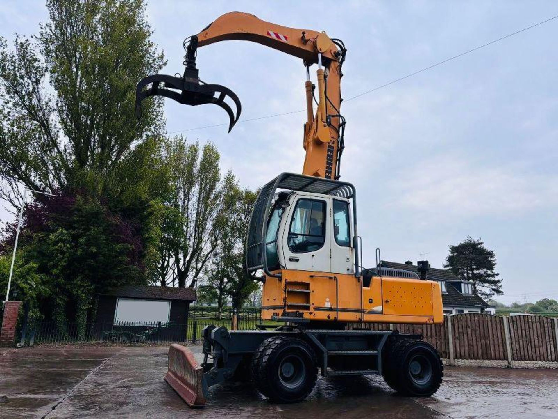 LIEBHERR 924C HIGH RISED MATERIAL HANDLER C/W HYDRAULIC ROTATING LOG GRAB - Bild 18 aus 19