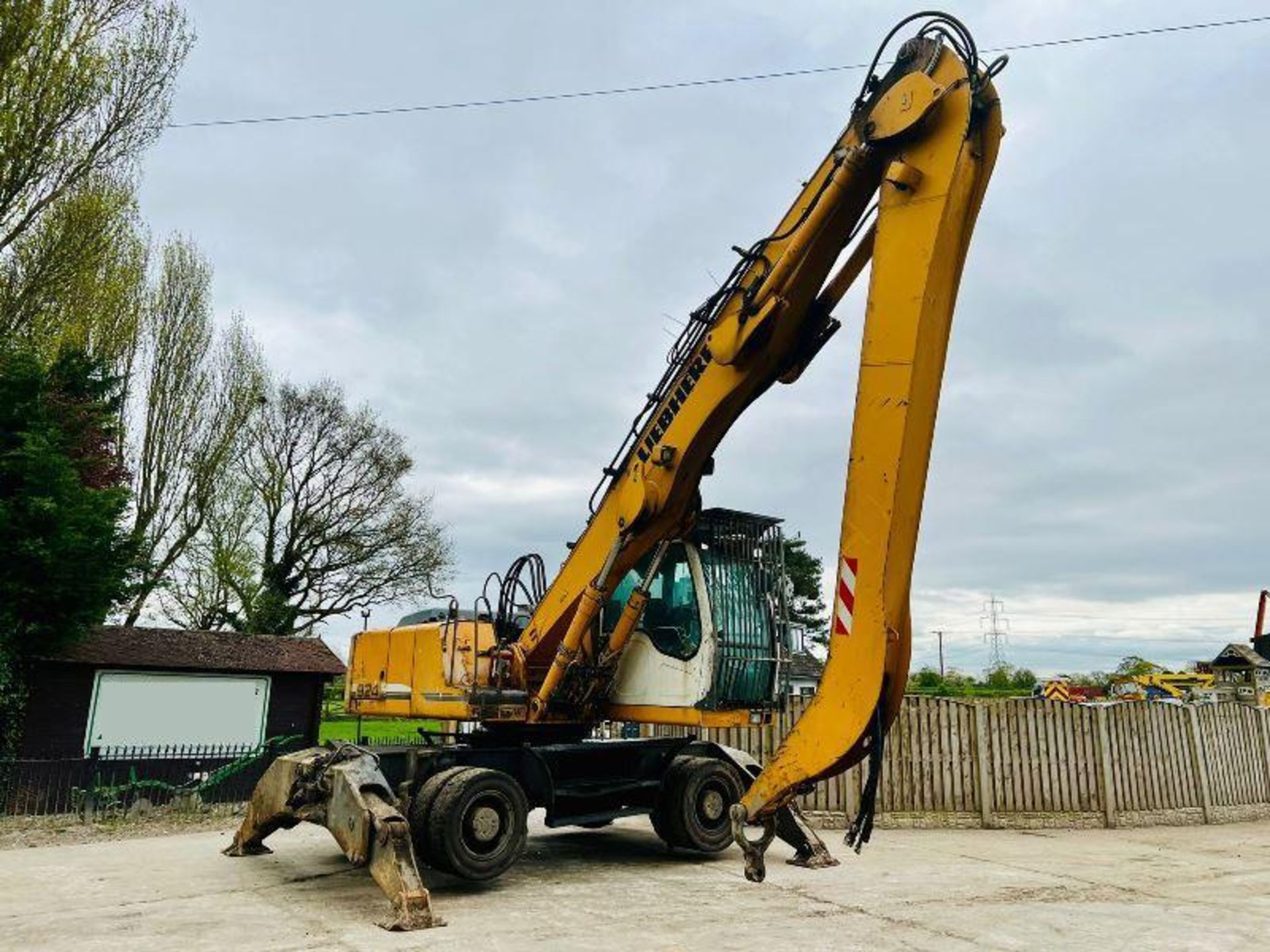 LIEBHERR 924 HIGH RISE CABIN SCRAP HANDLER *YEAR 2010* - Image 16 of 17