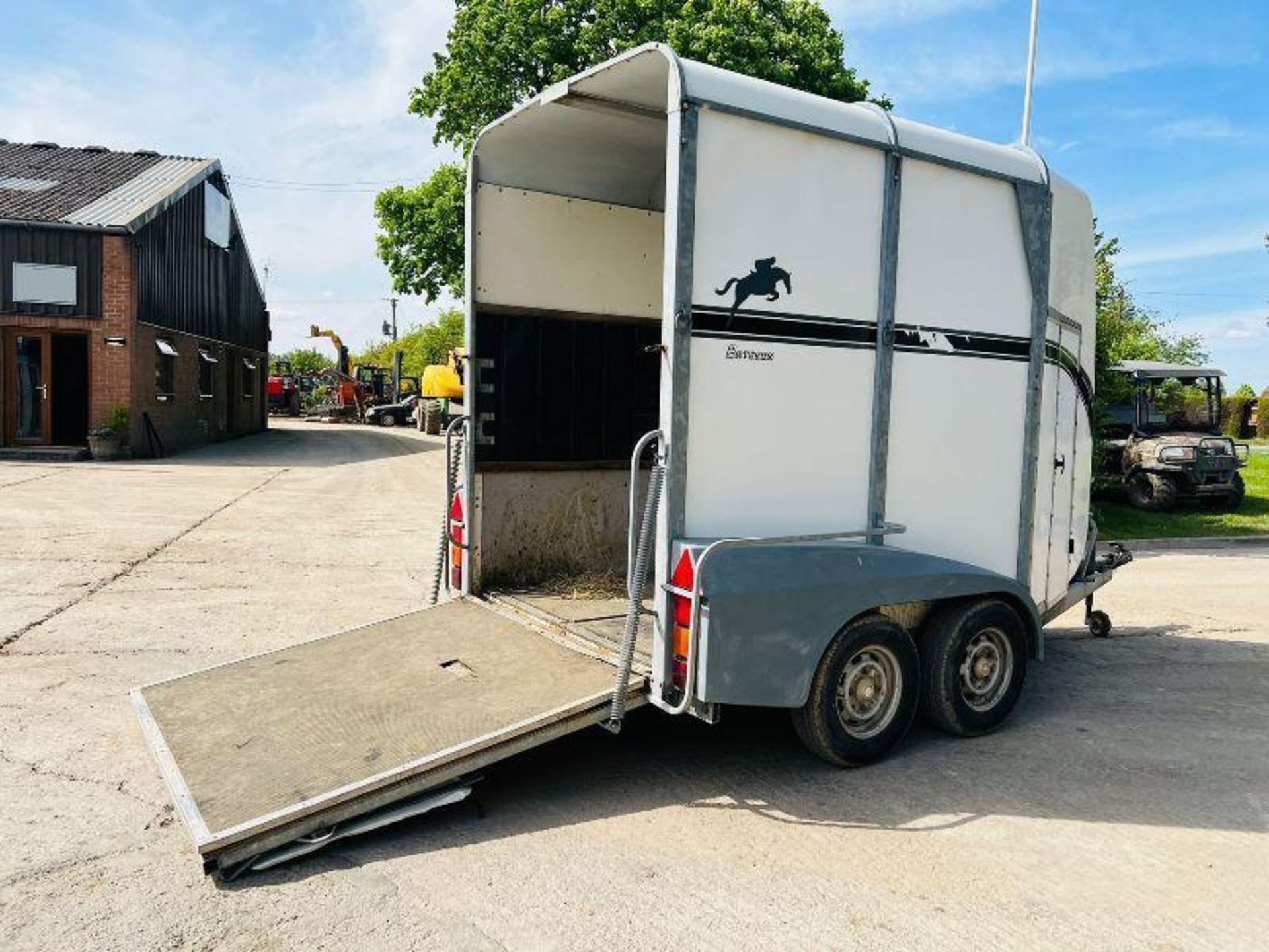 BATESON TWIN AXLE 2 STALL HORSE BOX C/W SADDLE STORAGE - Image 2 of 16