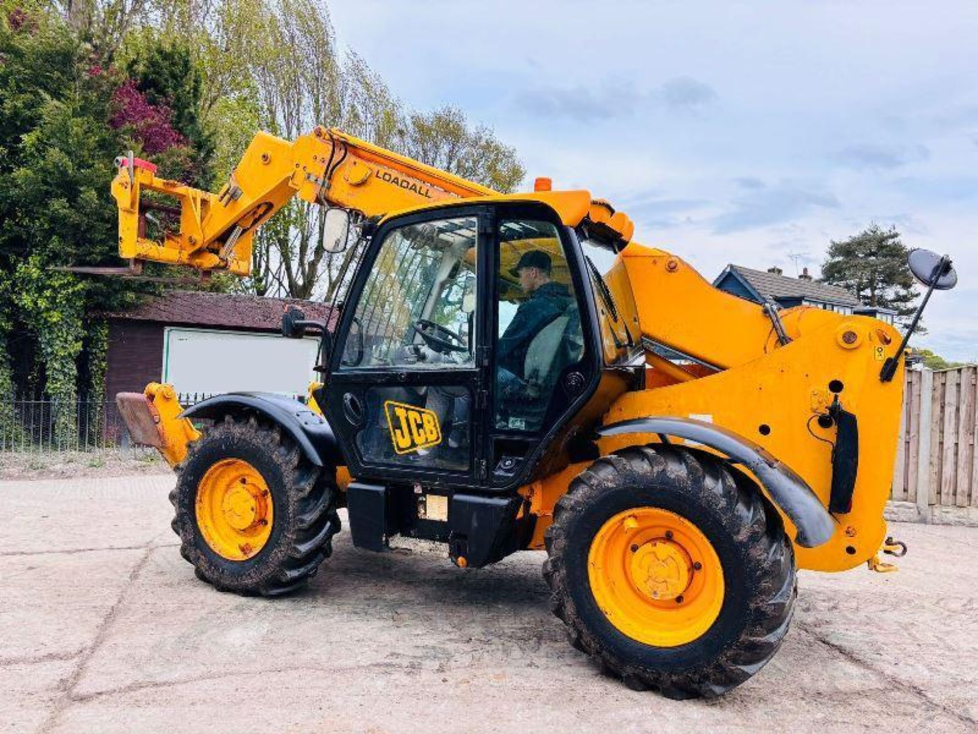 JCB 533-105 4WD TELEHANDLER *10.5 METER REACH* C/W PALLET TINES - Image 3 of 17