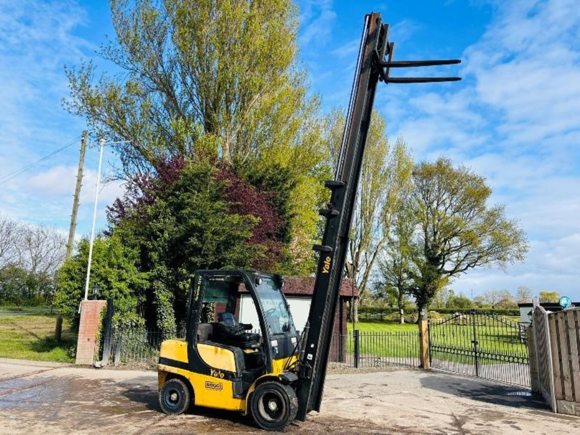 YALE GDP35 DIESEL FORKLIFT *YEAR 2011* C/W PALLET TINES & SIDE SHIFT - Image 10 of 11