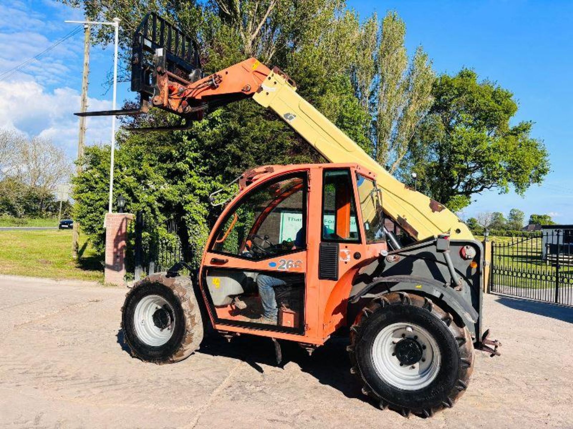 JLG 266 4WD TELEHANDLER *ROAD REGISTERED* C/W PALLET TINES - Image 6 of 18