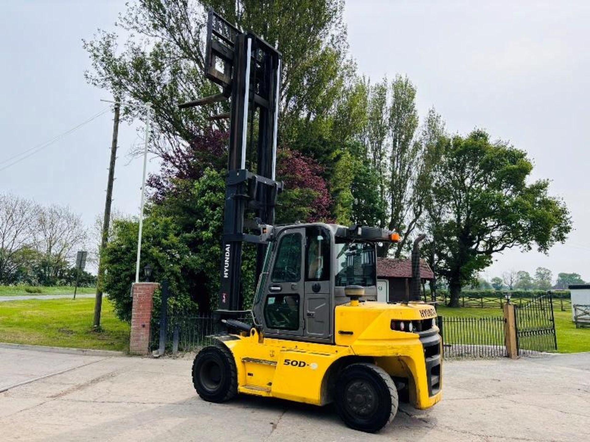 HYUNDAI 50D-9 DIESEL FORKLIFT *YEAR 2016, 5 TON LIFT* C/W SIDE SHIFT - Image 9 of 18