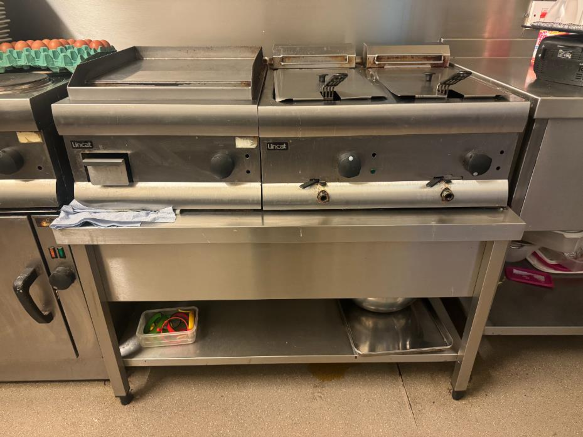 LINCAT GRIDDLE/FLAT PLATE & DOUBLE ELECTRIC FRYER, INCLUDING PREP TABLE/STAND AS SEEN IN PHOTO