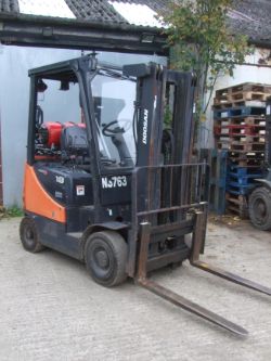 DOOSAN G18-5 GAS FORKLIFT - TRIPLE / CONTAINER SPEC MAST - YOM 2013 - 6872 RECORDED HOURS