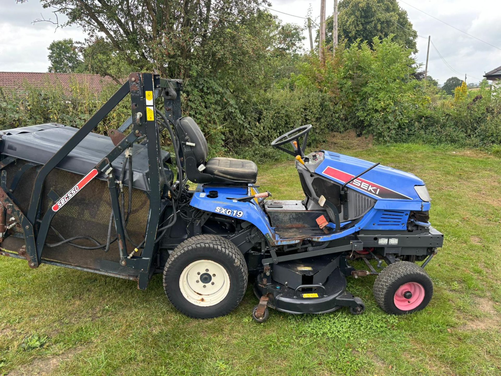 ISEKI SXG19 RIDE ON LAWN MOWER - Image 16 of 18